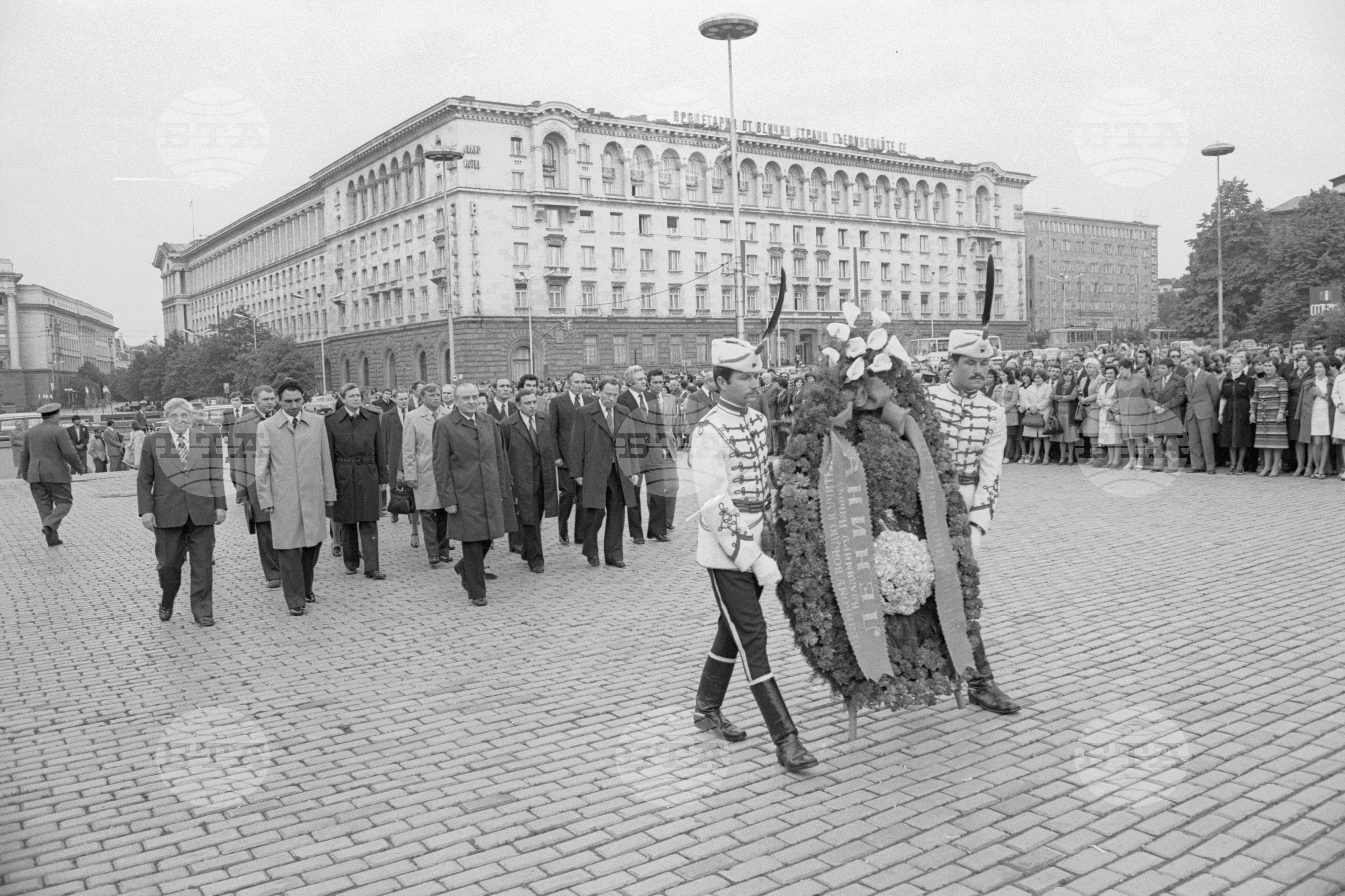 Тържествено полагане на венци от членовете на съветската делегация оглавявана от члена на политбюро на Централен комитет на Комунистическата партия на Съветския Съюз (ЦК на КПСС) Виктор Гришин