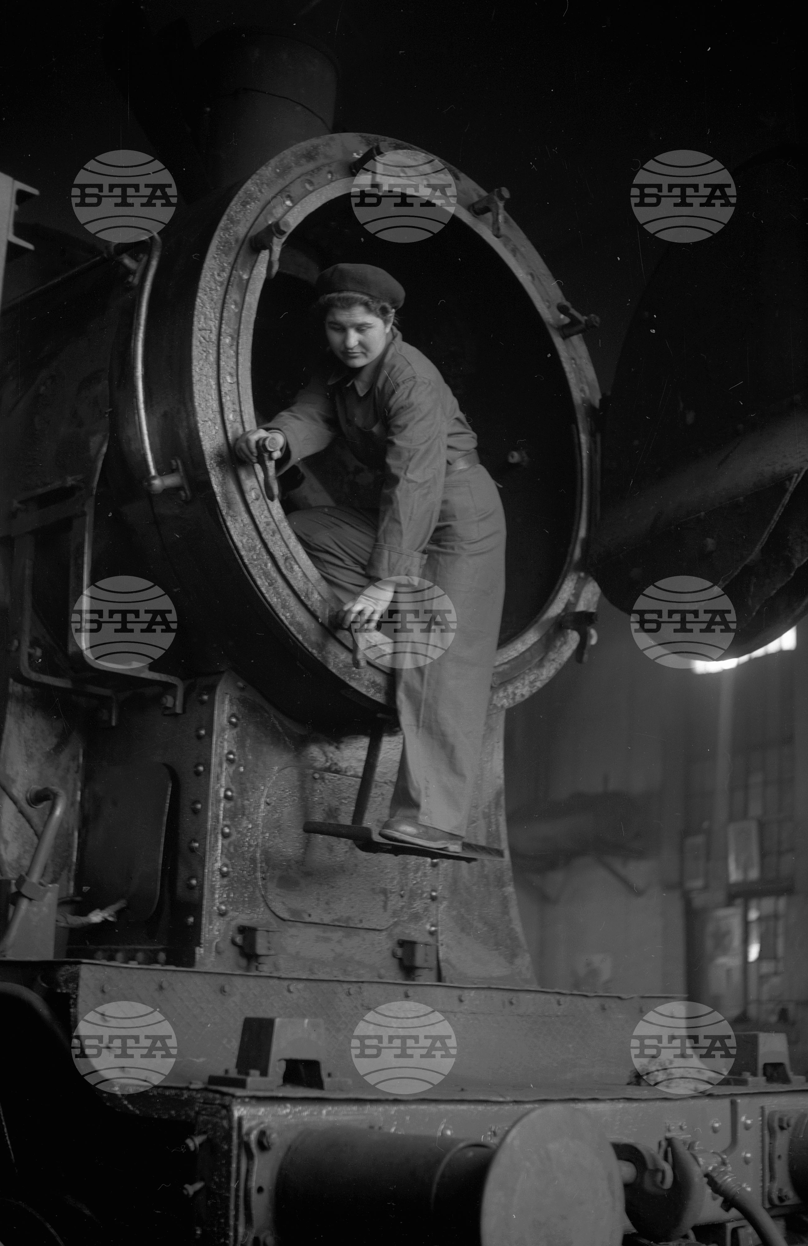 Първата жена локомотивен машинист у нас - 1953 година
