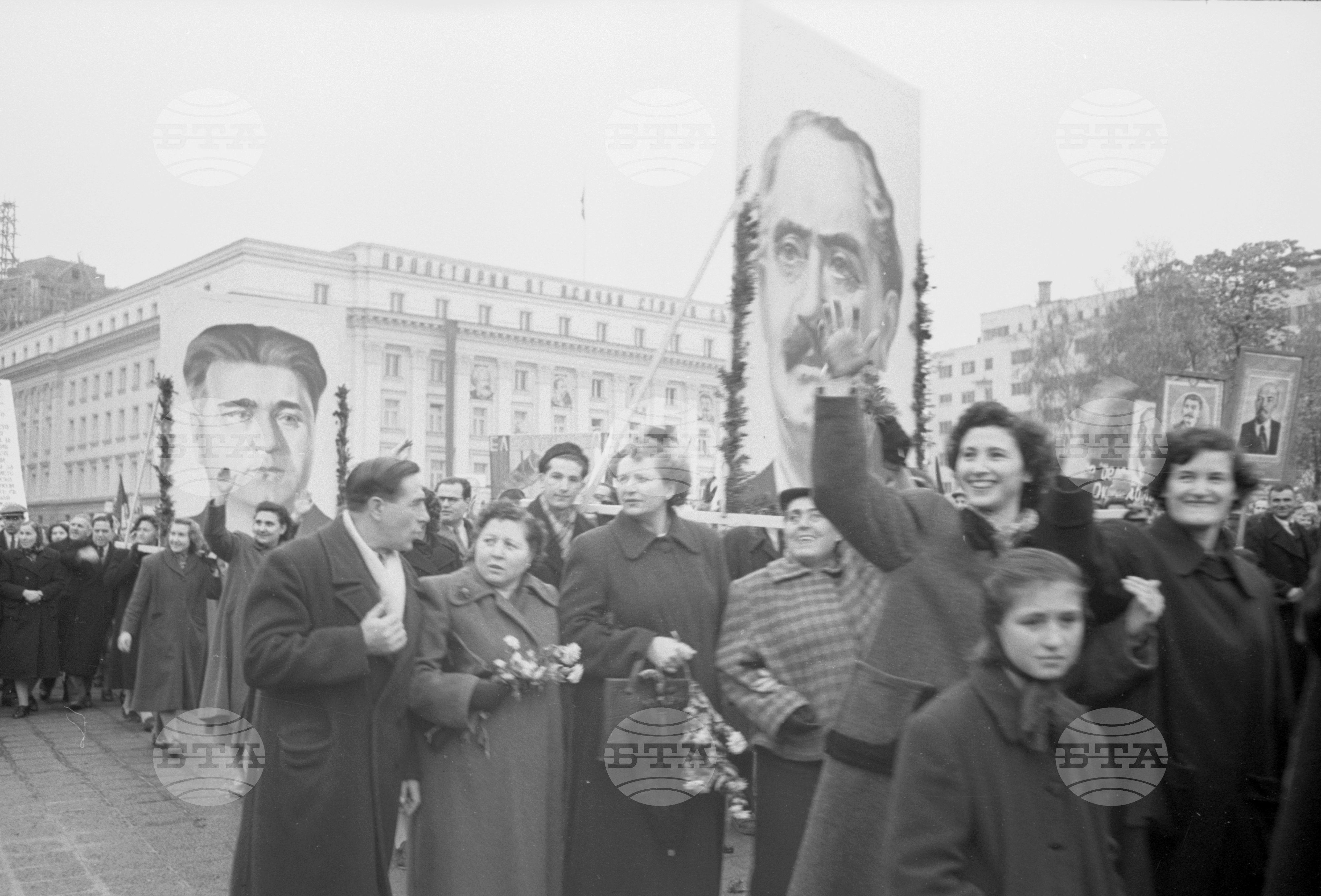 Манифестация на трудещите се от София по случай 36-та годишнина от Великата октомврийска социалистическа революция