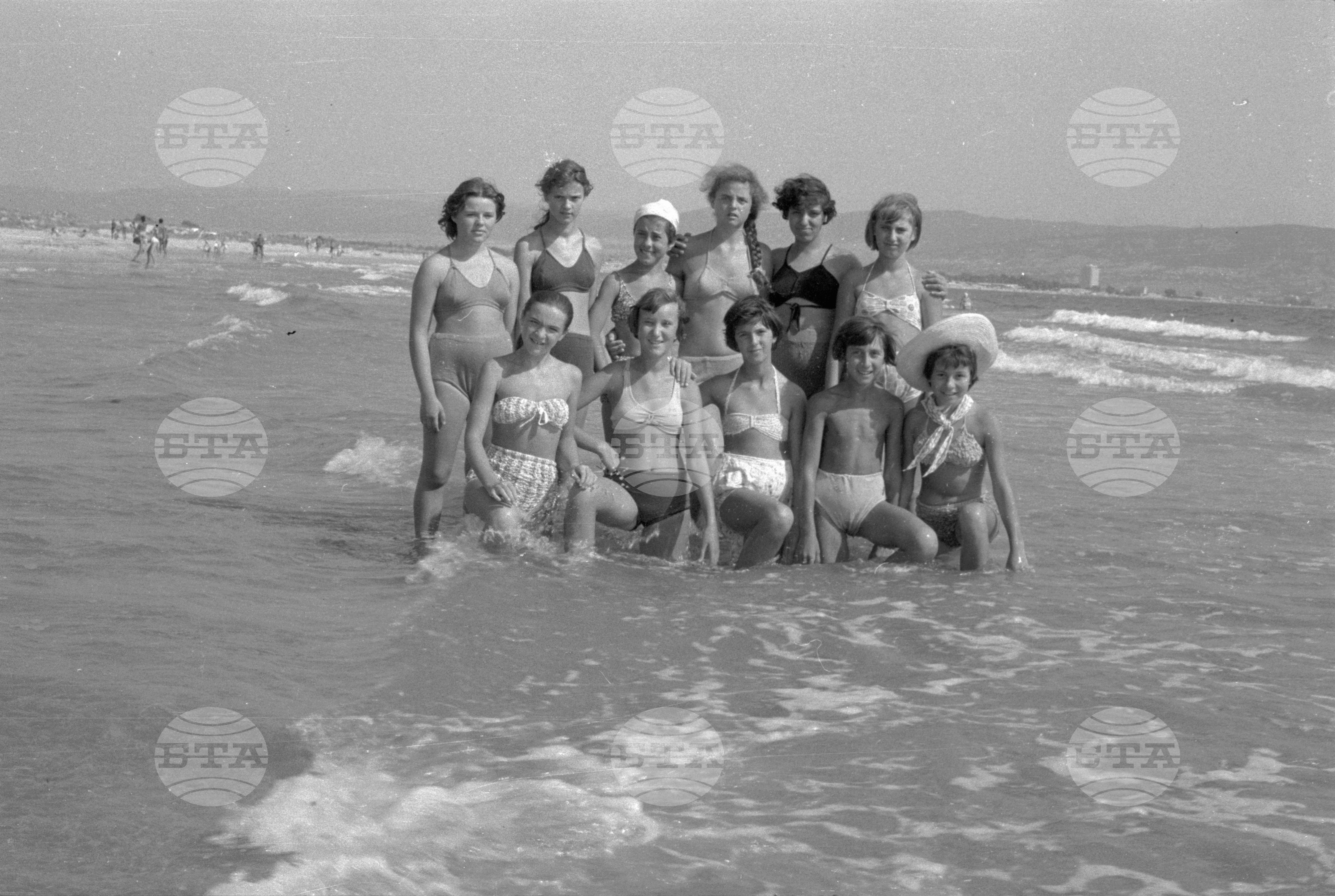 Пионери от Министерството на земеделието на плажа в Несебър 1962г