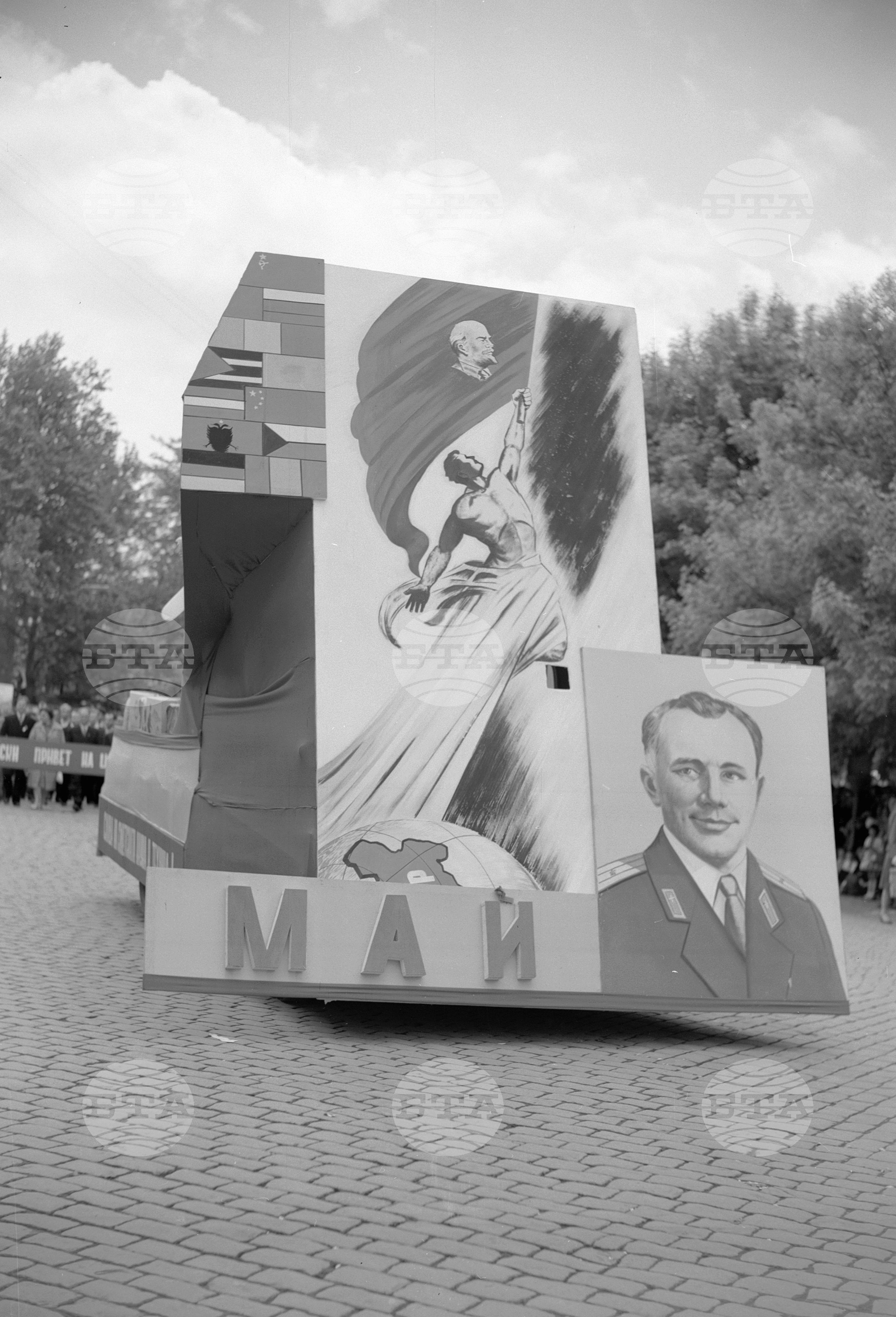 Величествената първомайска манифестация на трудещите се в Пловдив (1961) част 2