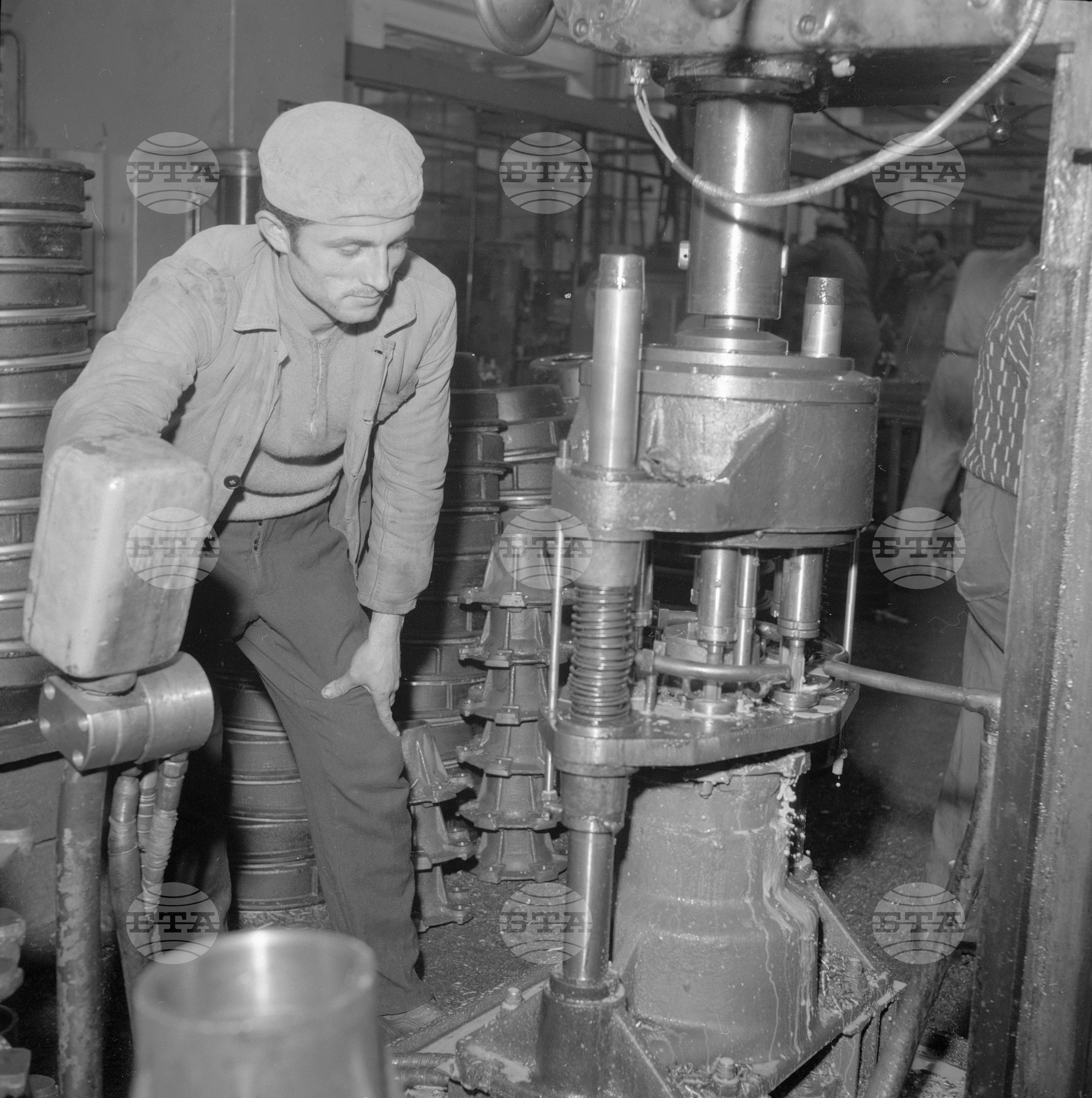 В Машиностроителния завод Коларовград (днес Шумен) - декември 1962 година