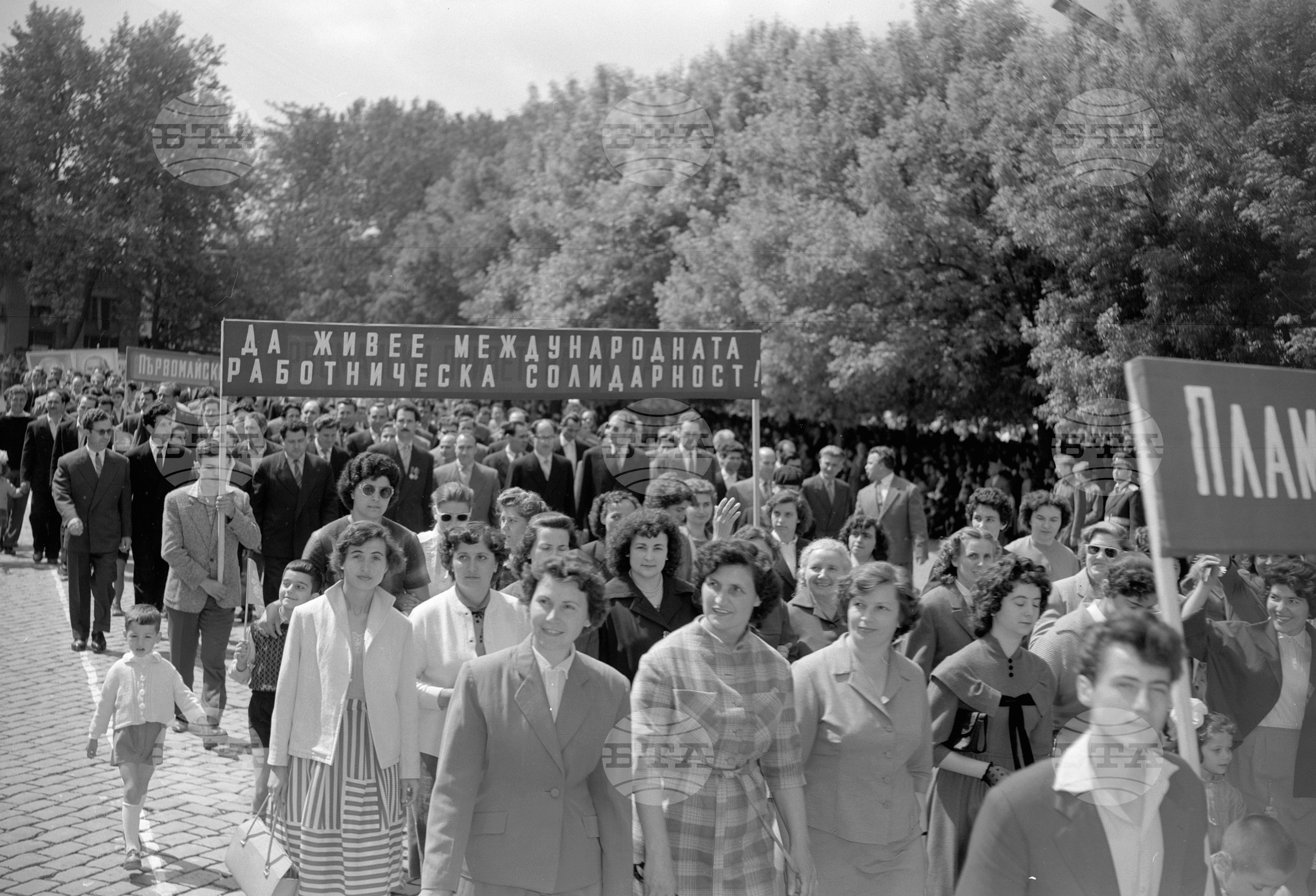 Величествената първомайска манифестация на трудещите се в Пловдив (1961)