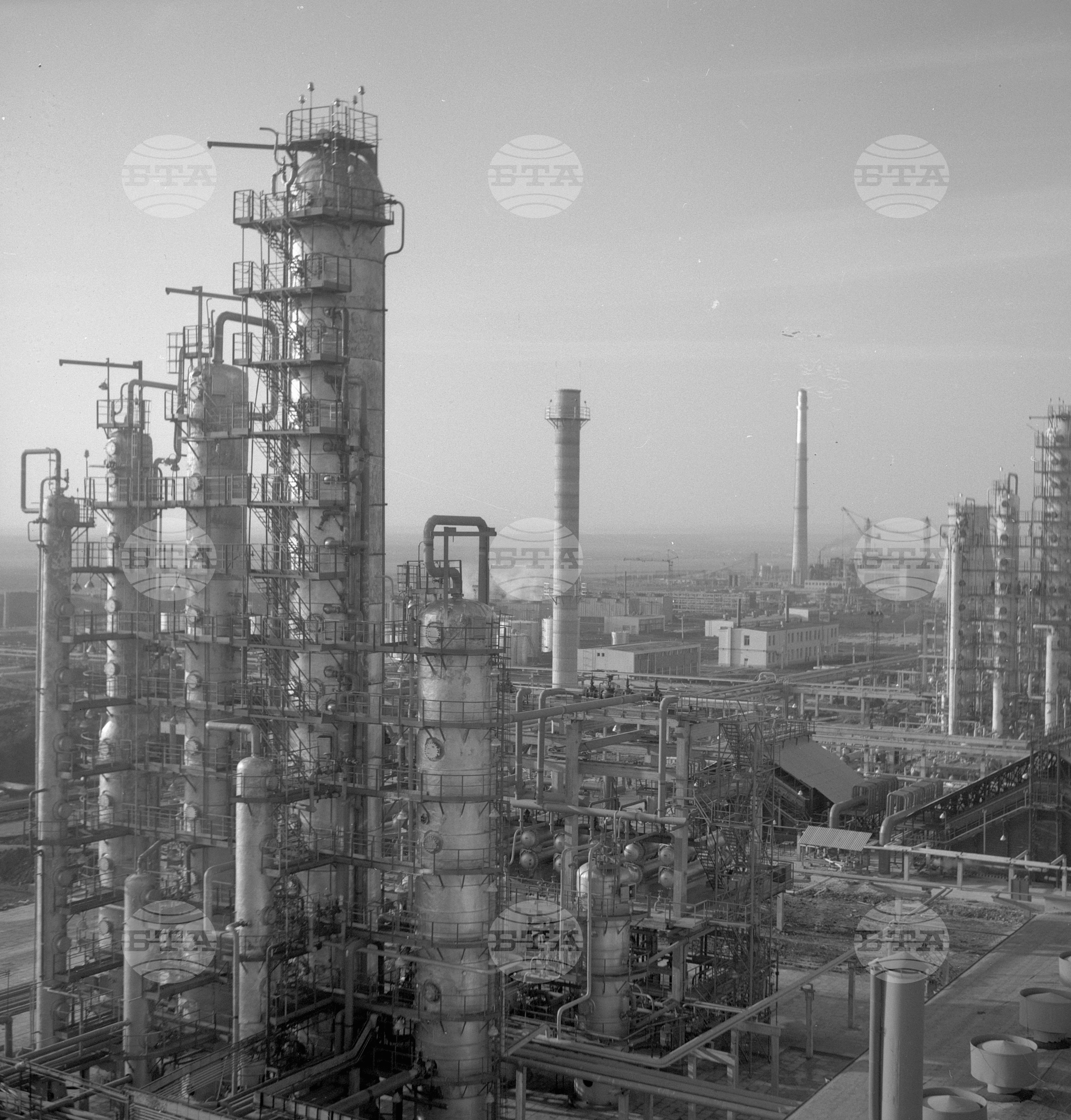 Преди пускането в действие на II-ра атмосферна инсталация на Нефтопреработвателния завод край Бургас