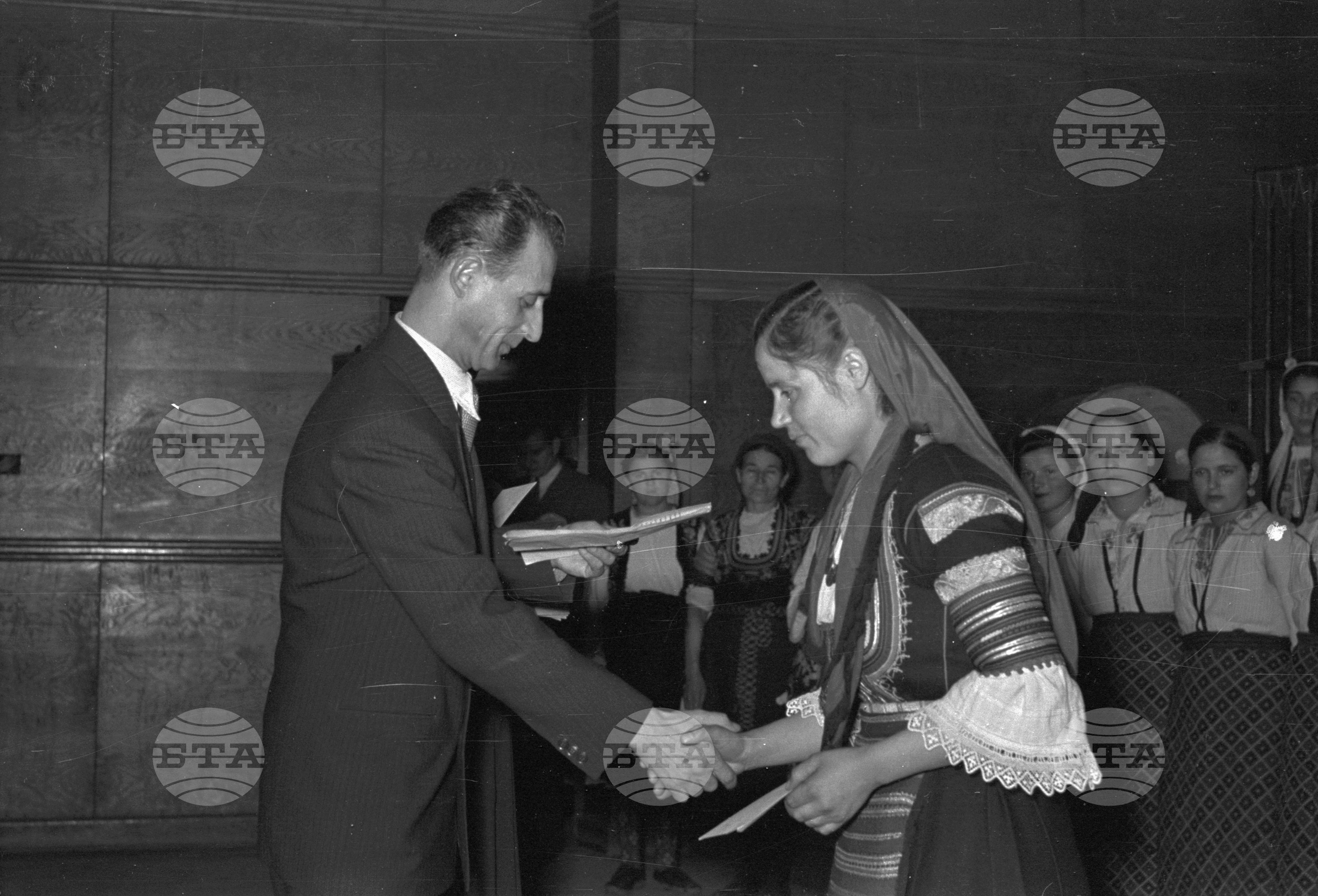 Националния преглед на народни певци и инструменталисти - 1953 година - награждаване на първенците