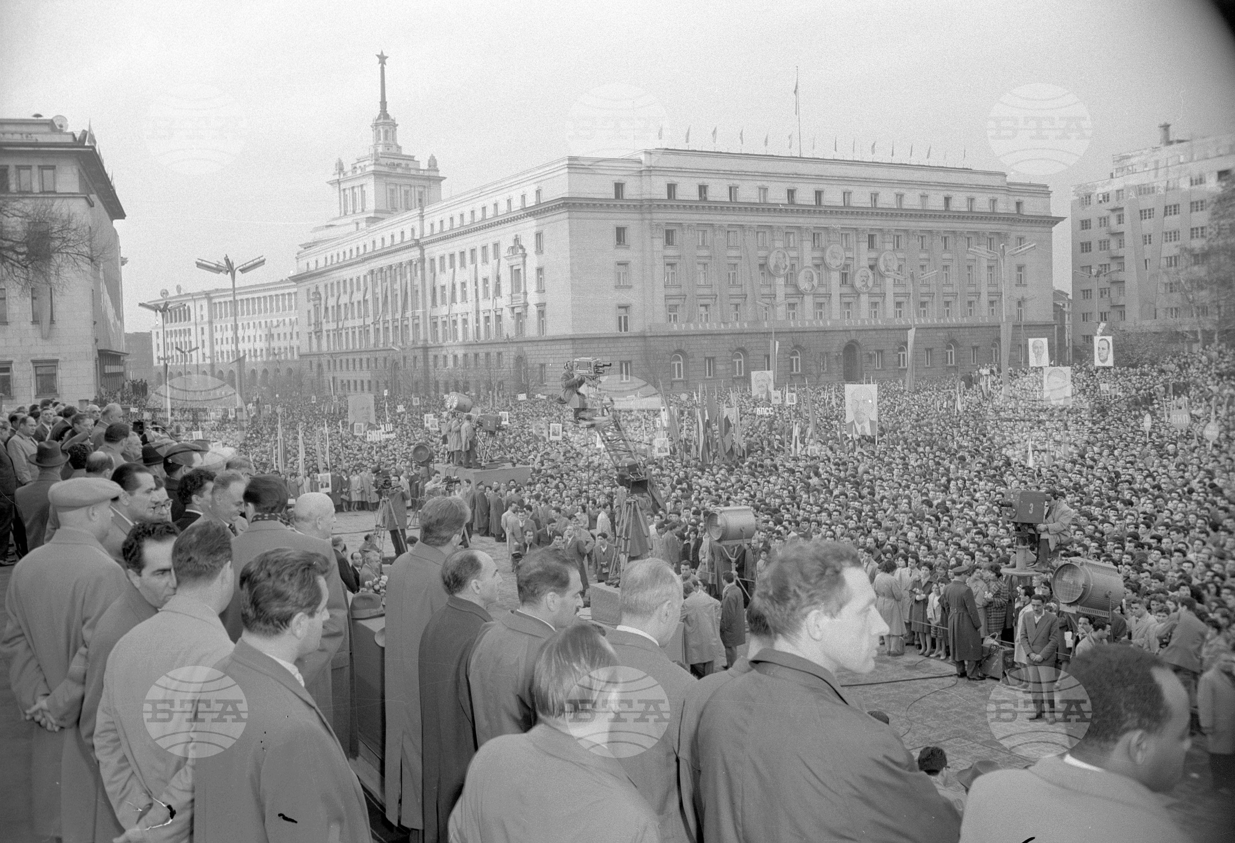 Многохиляден митинг в столицата по случай завършването на Осмия Конгрес на Българската комунистическа партия