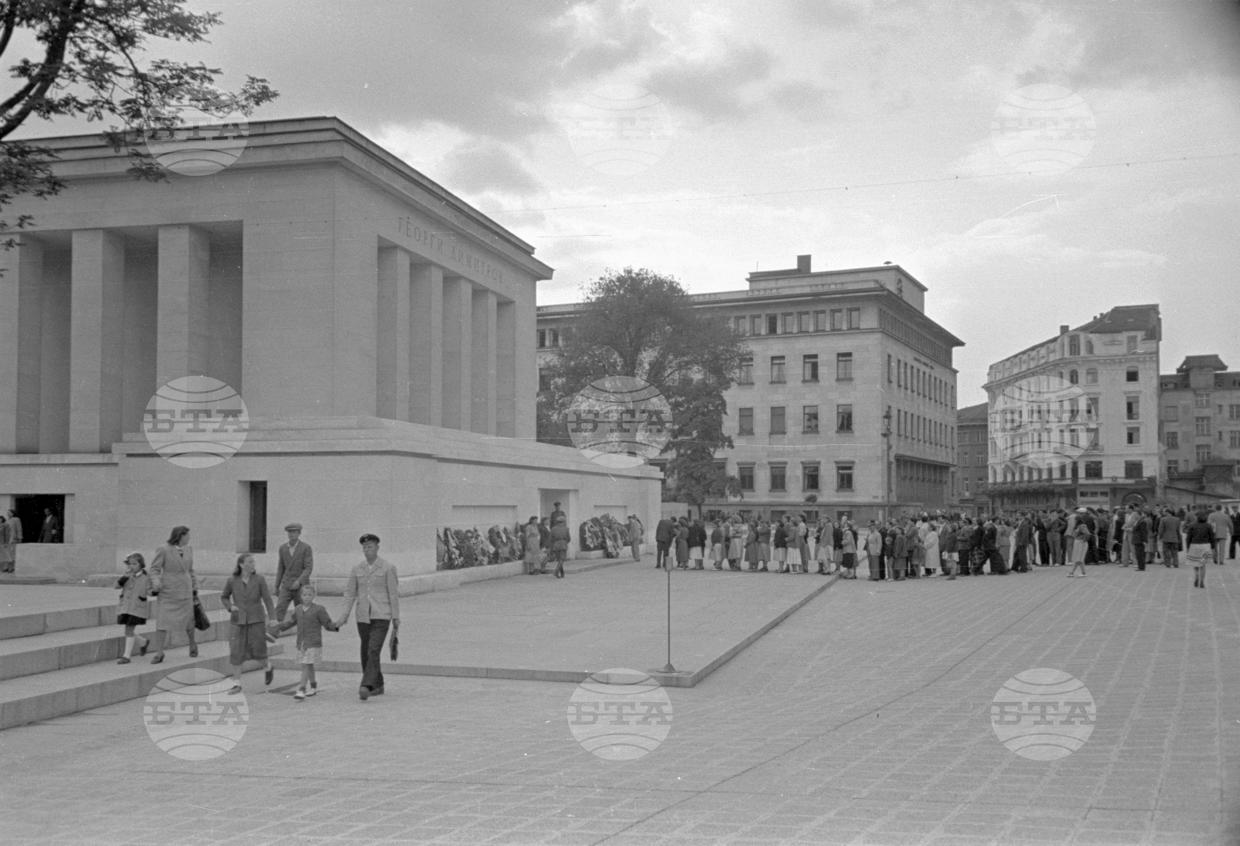 Полагане венци пред Мавзолея на Георги Димитров по случай 70-годишнината от рождението на Димитров