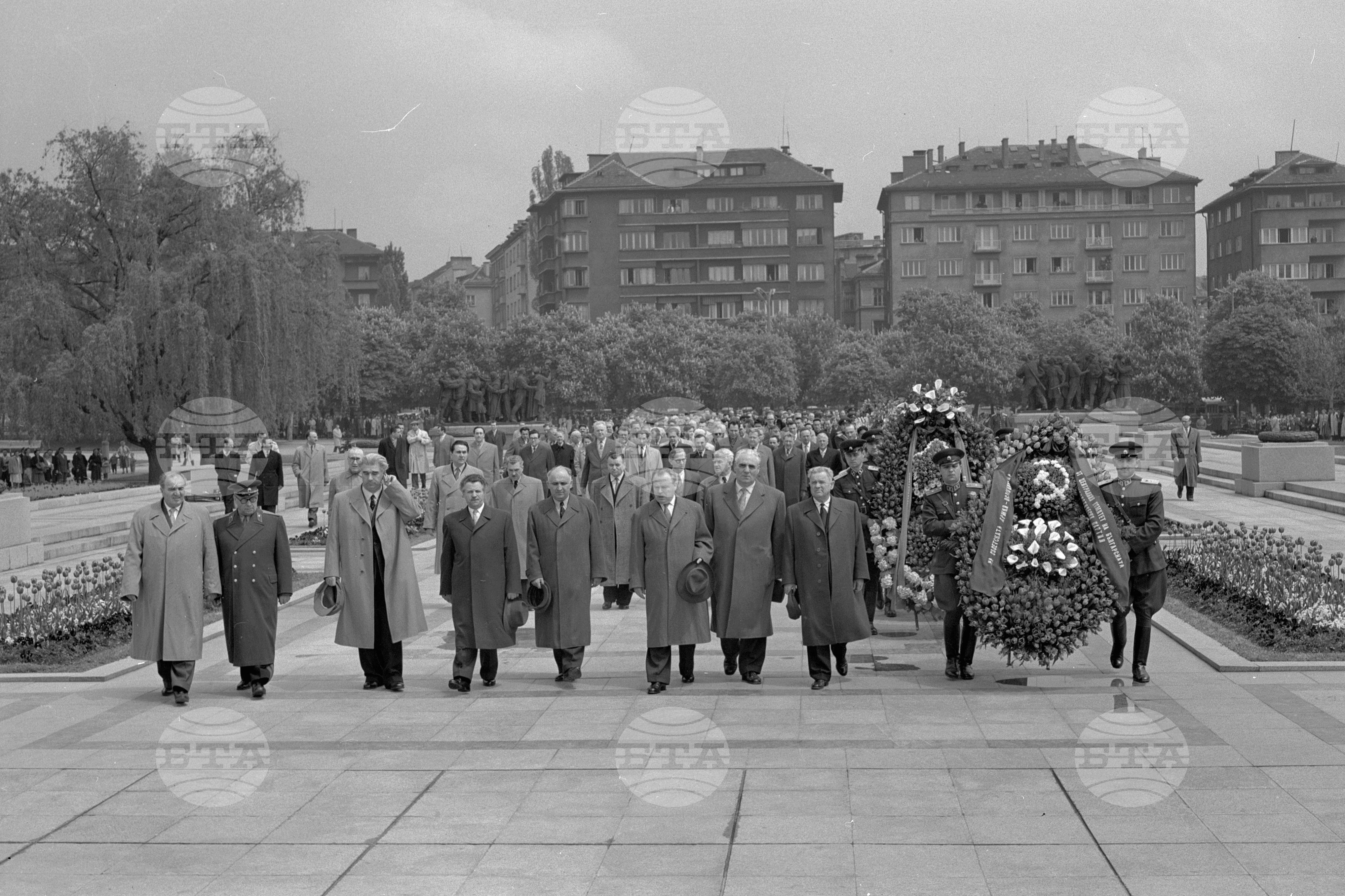 Венци пред паметника на Съветската армия, София