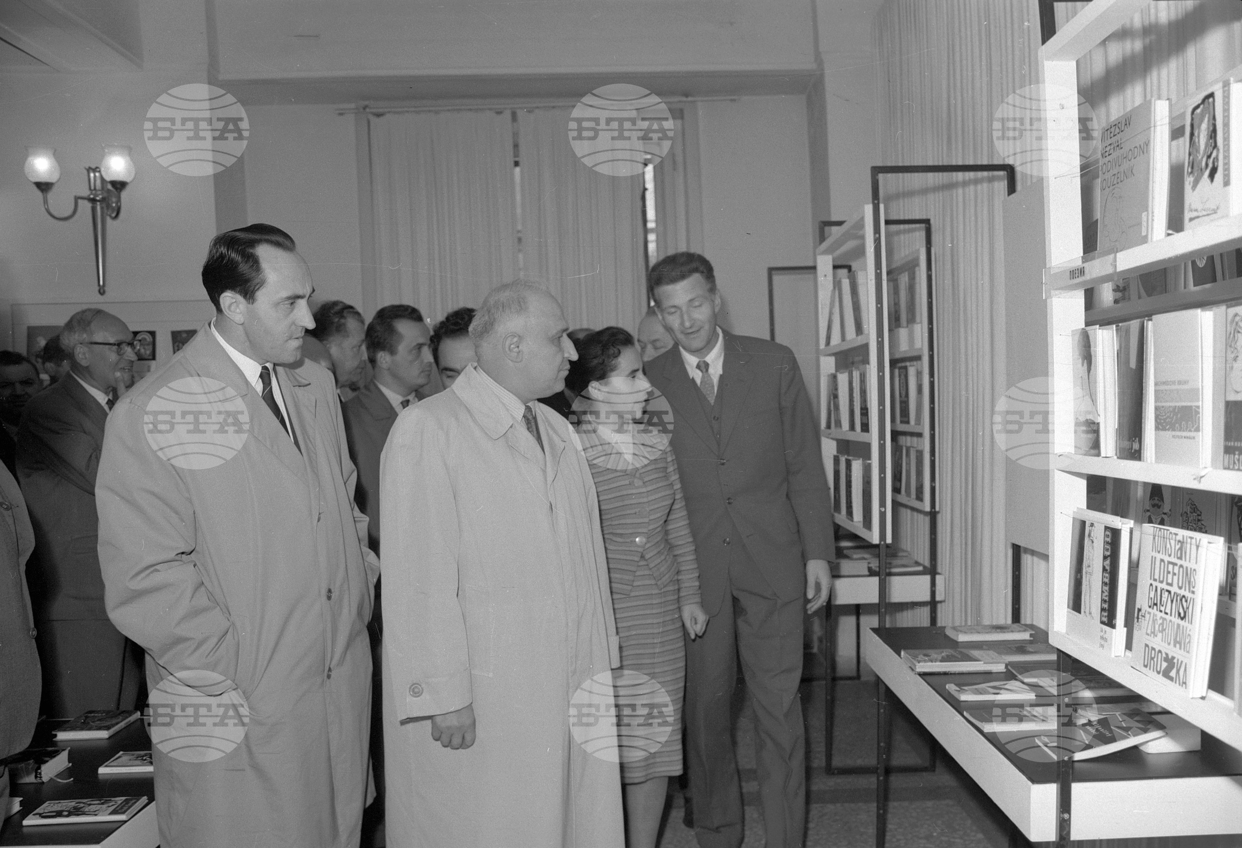 Другарят Тодор Живков посети изложбата на Чехословашката книга