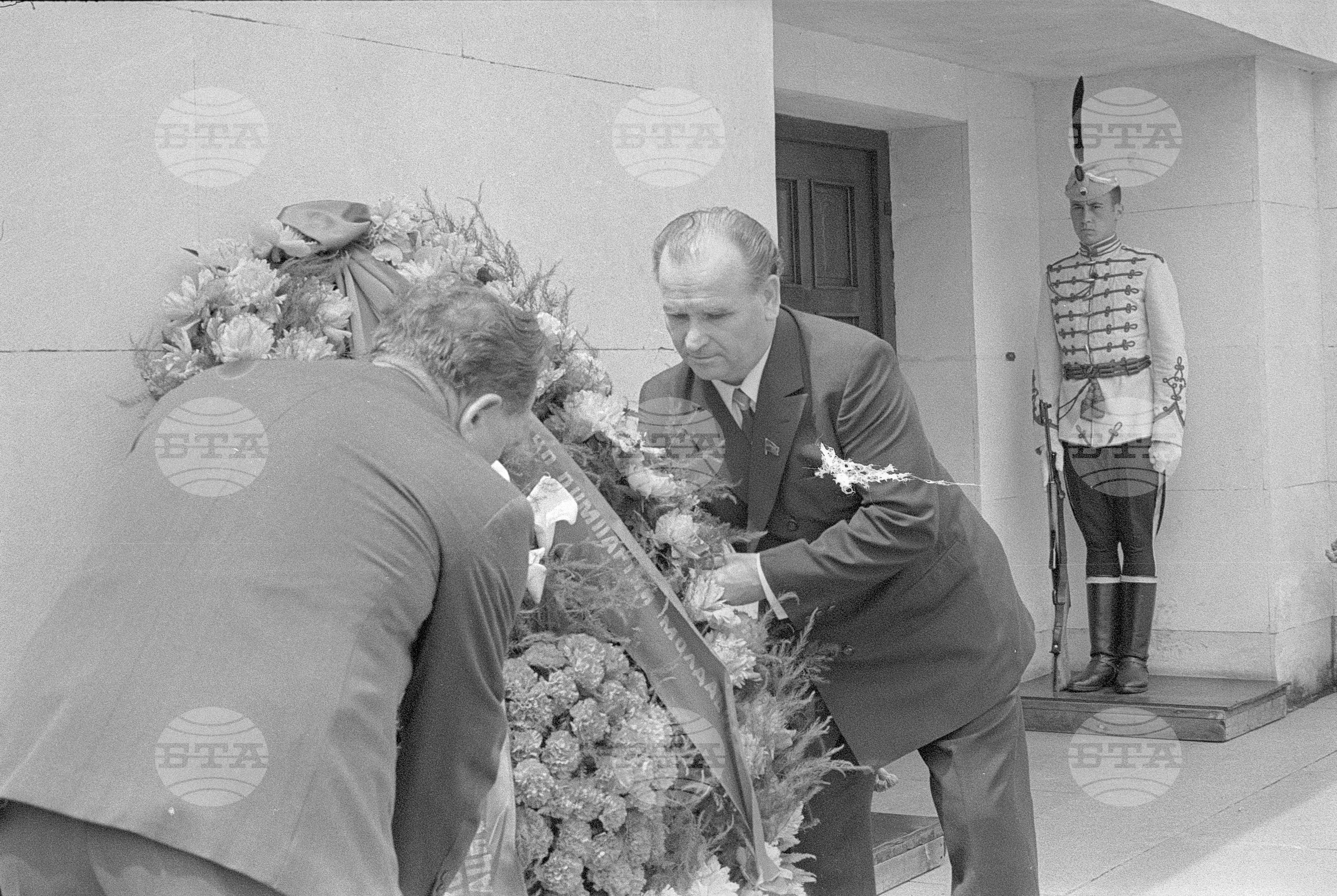 Полагане венци от секретаря на Молдавската ССР (Съюз на съветските социалистически републики)
