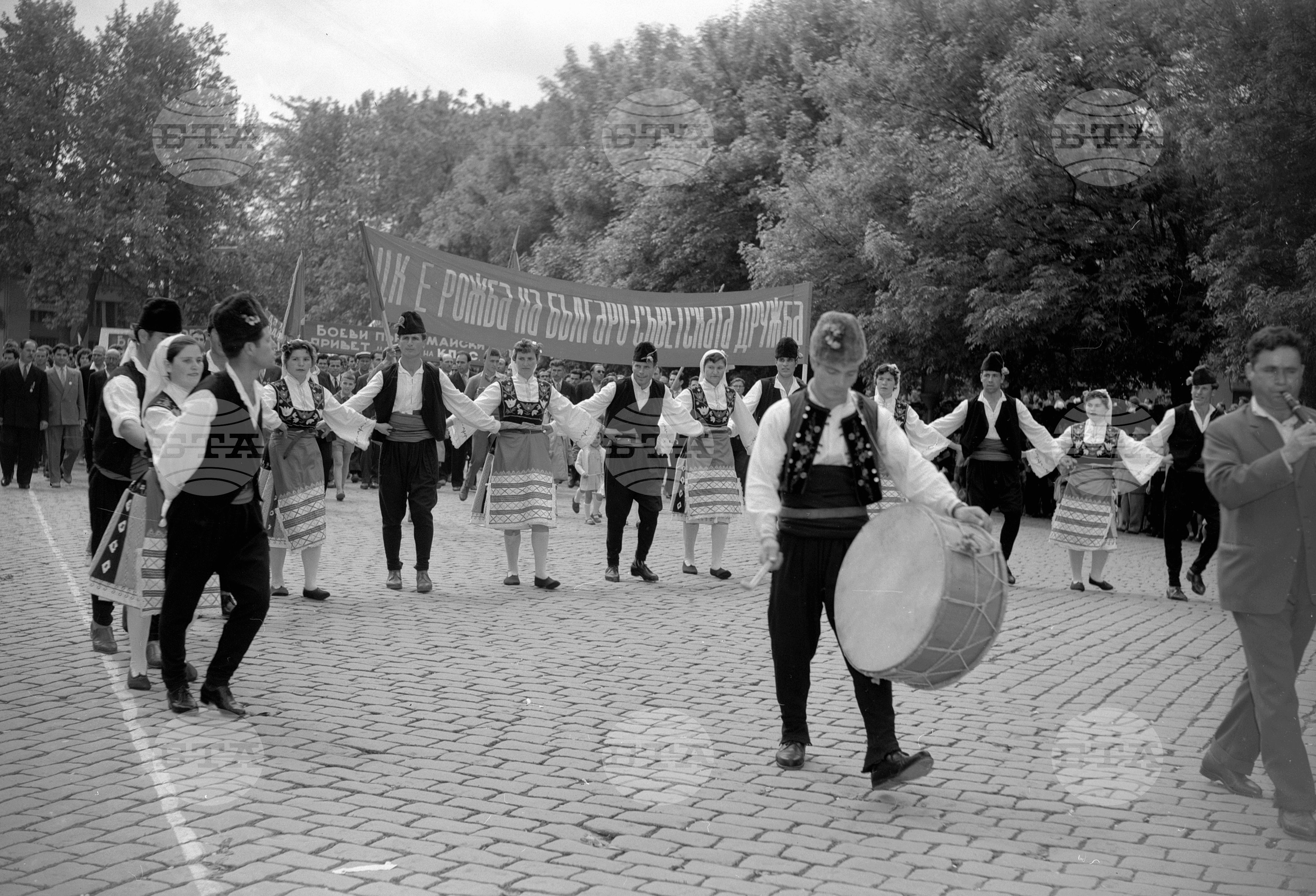 Величествената първомайска манифестация на трудещите се в Пловдив (1961) част 3