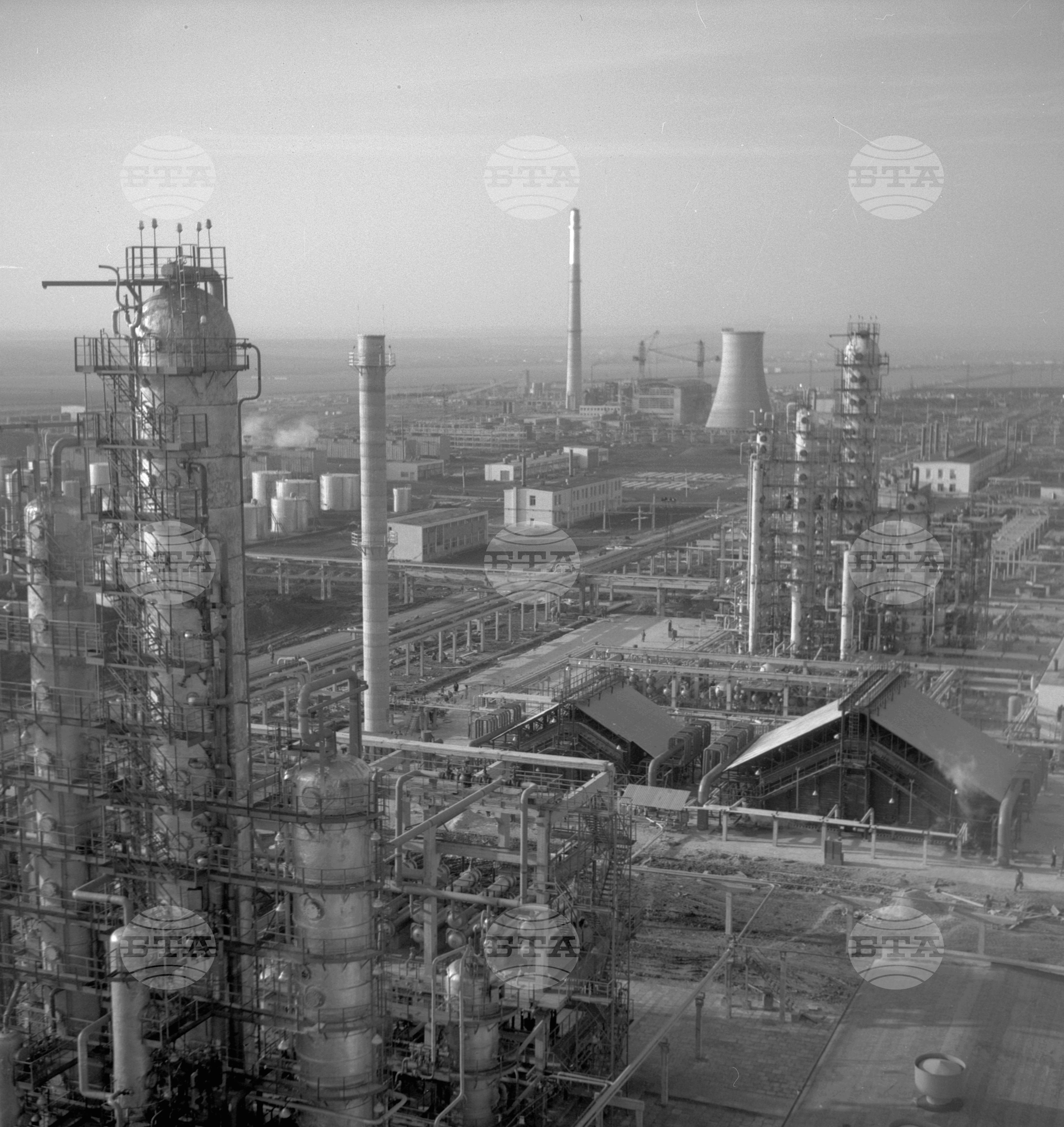 Преди пускането в действие на II-ра атмосферна инсталация на Нефтопреработвателния завод край Бургас