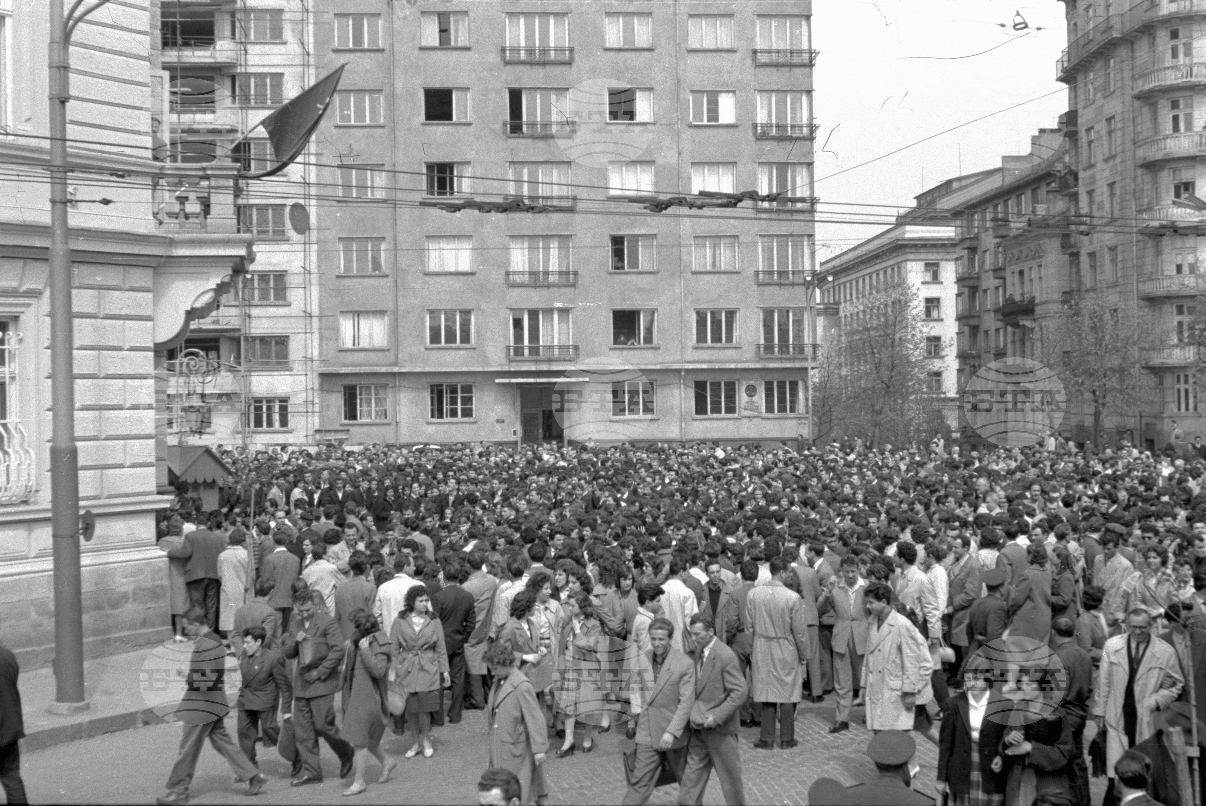 Възторжен митинг пред посолството на СССР в София