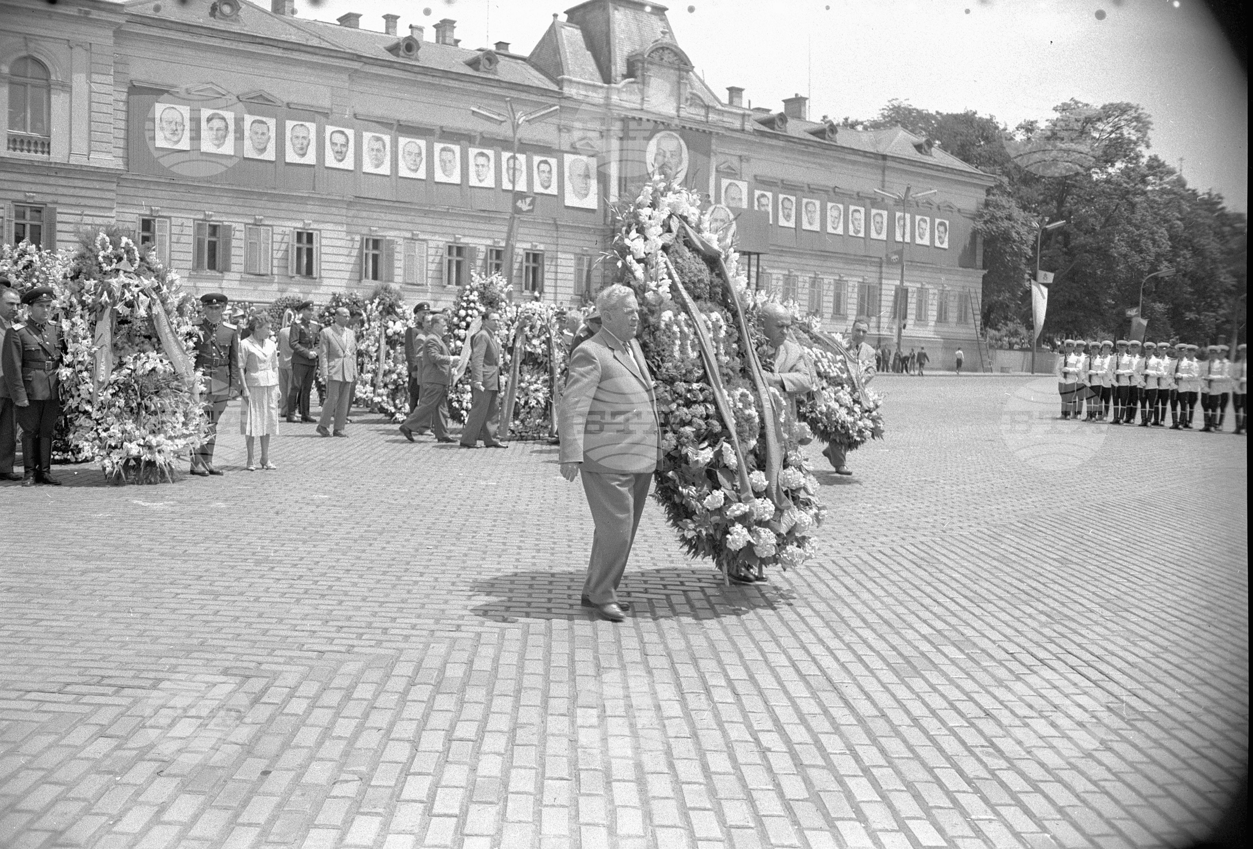 Полагане венци пред мавзолея на Георги Димитров