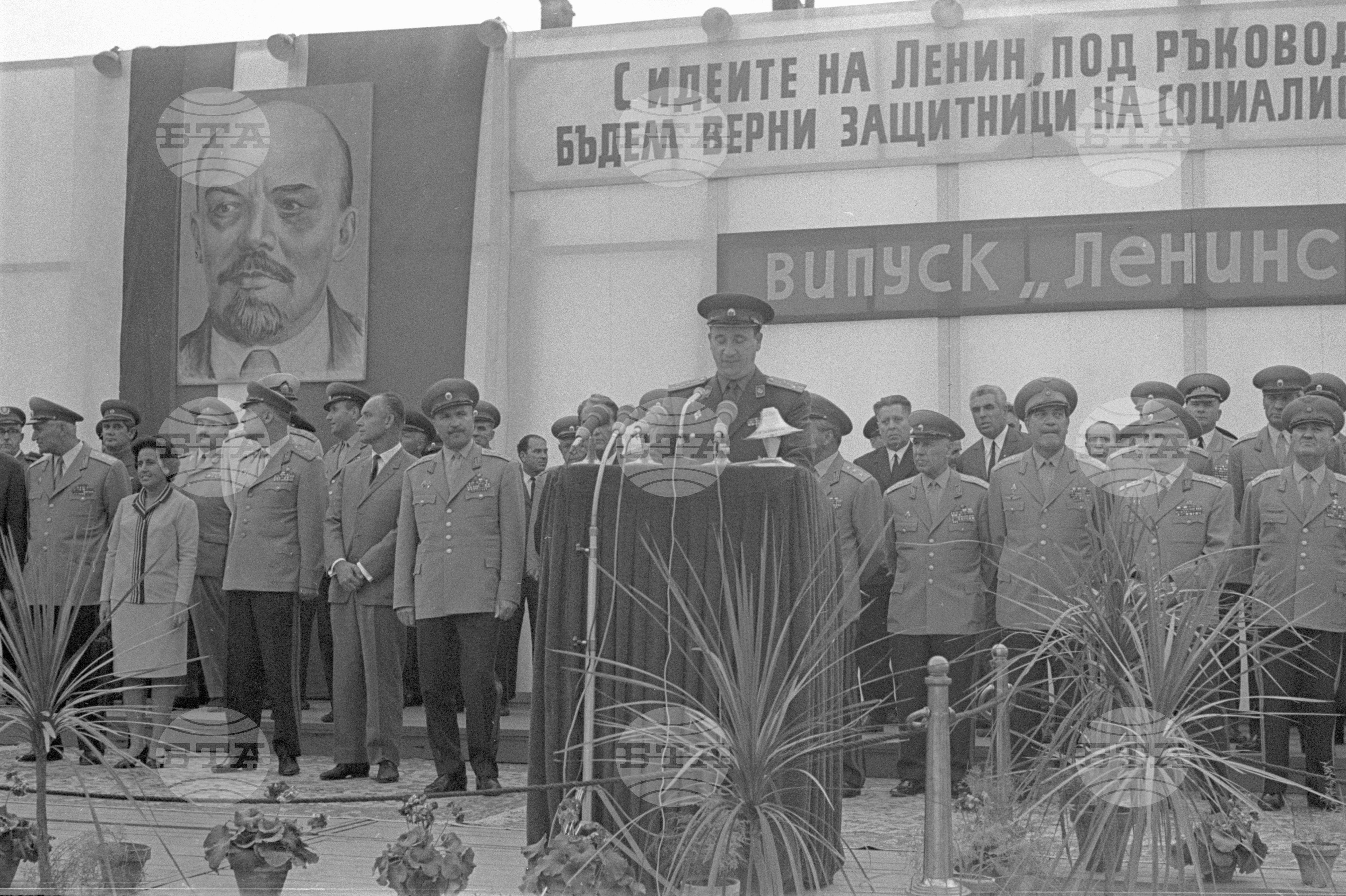 Връчване наградите на младите офицери от випуск "Ленин" в Перник
