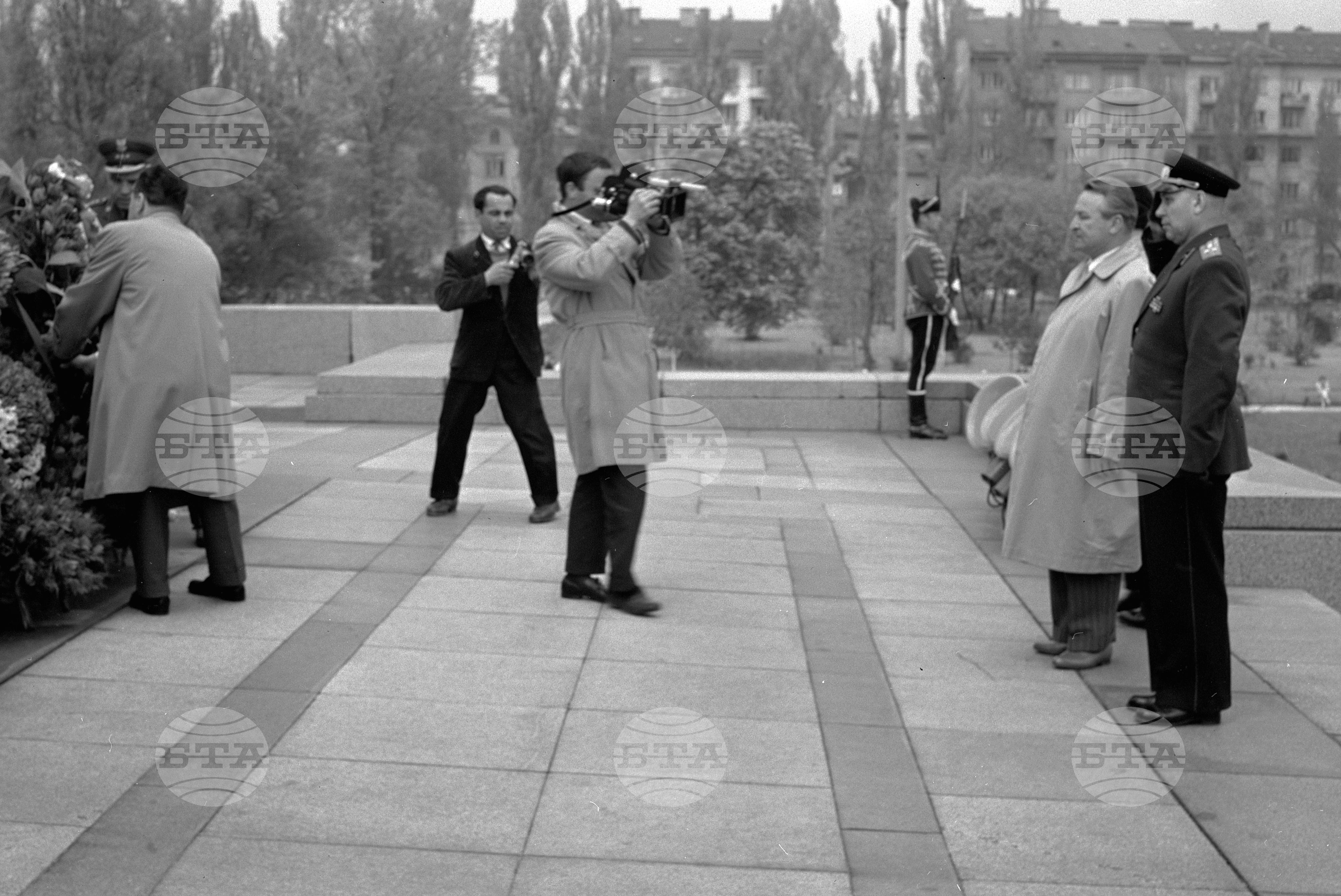 Венци пред паметника на Съветската армия, София