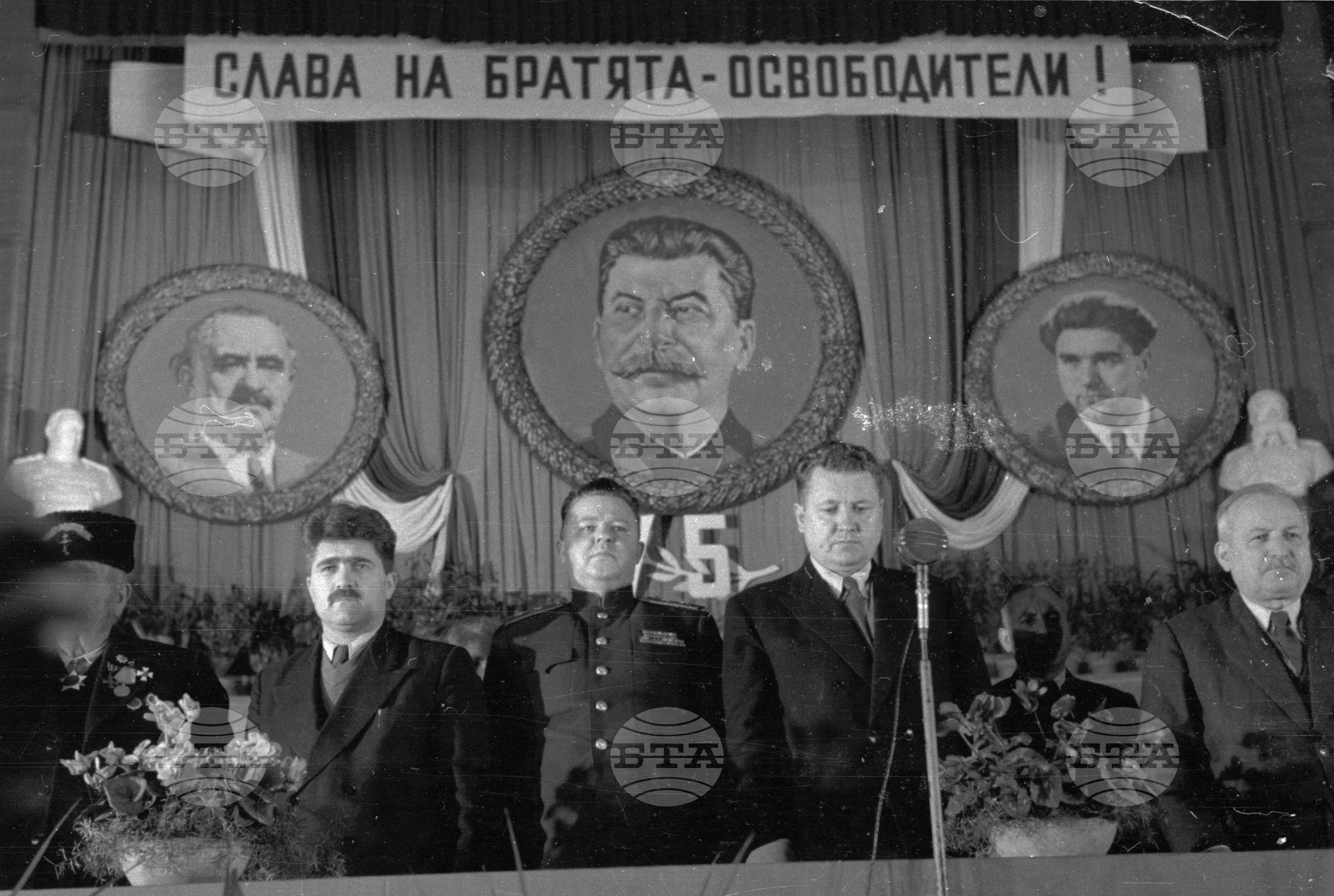 Тържествено събрание в зала „България" по случай 75-годишнината от освобождението на София