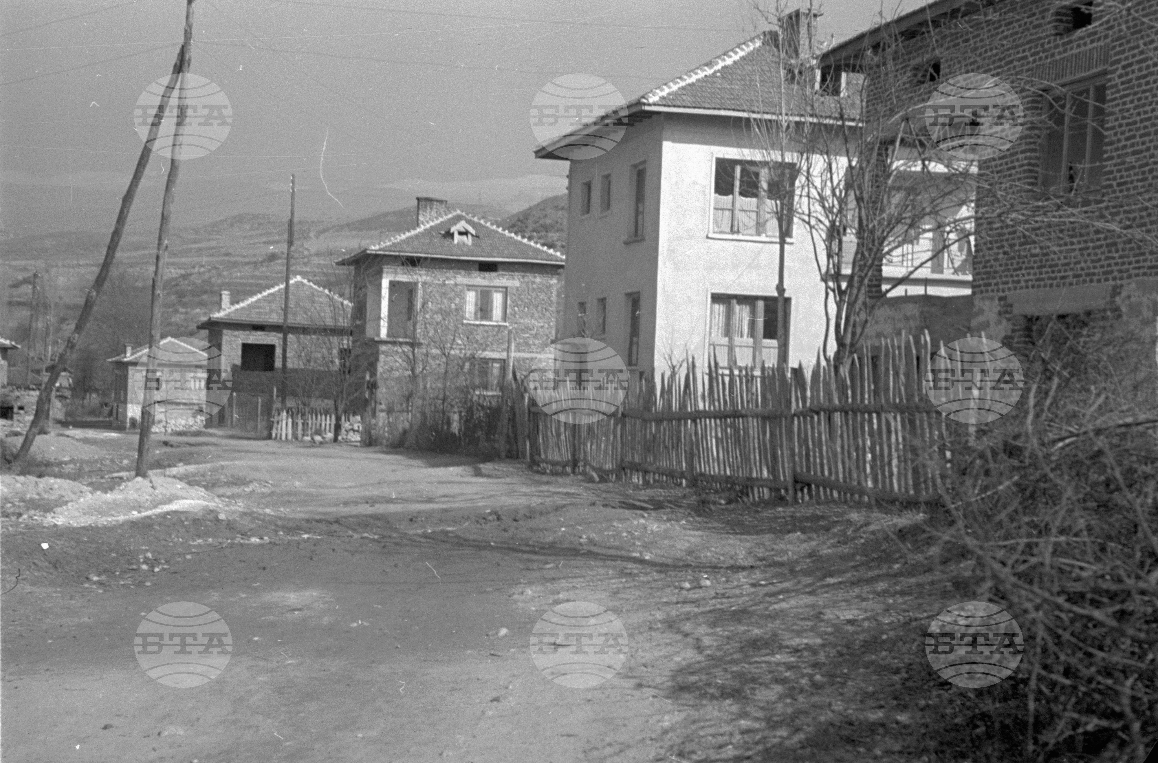 Нови къщи в село Долна Градешница, Благоевградски окръг