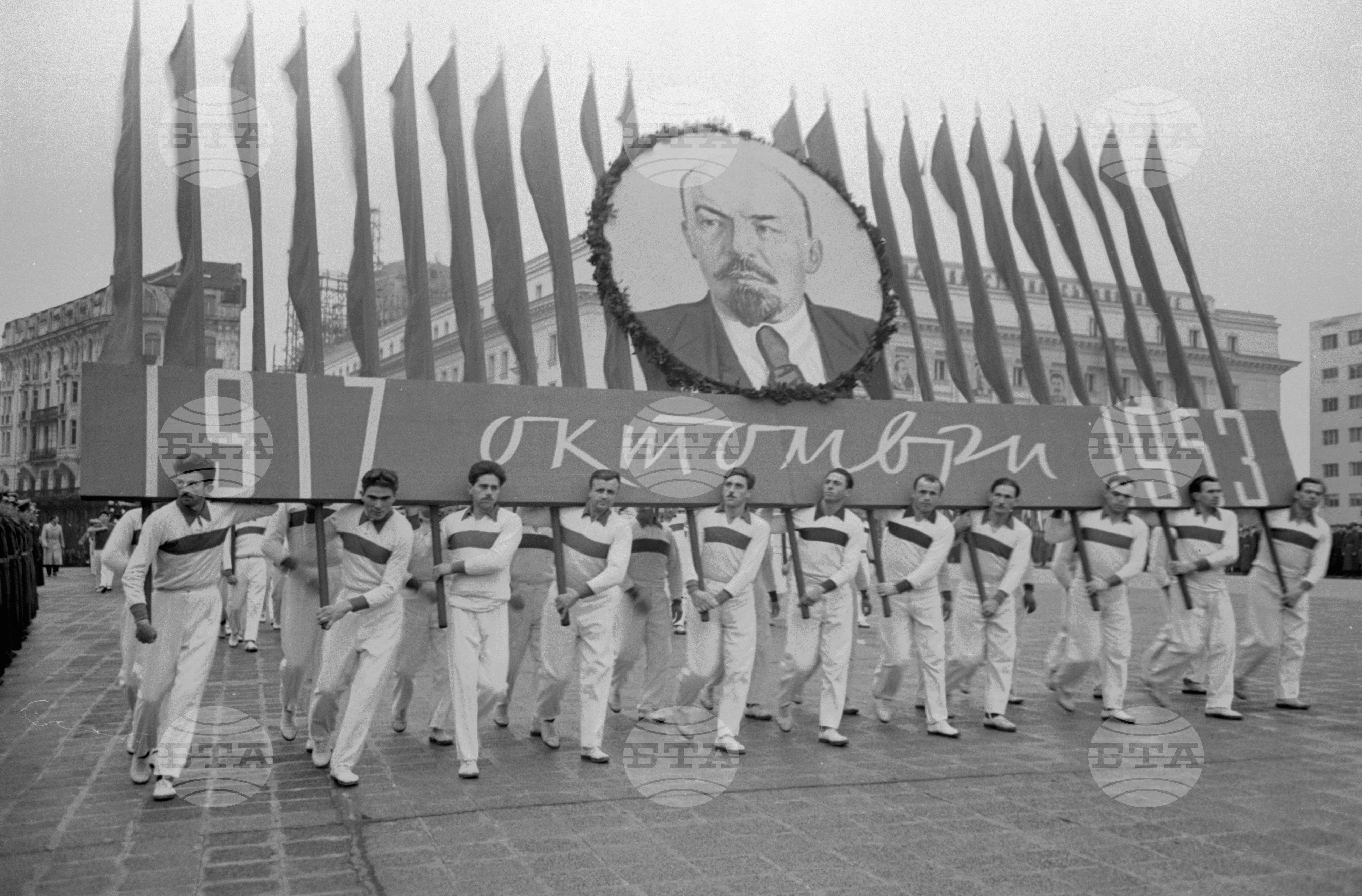 Манифестация на трудещите се от София по случай 36-та годишнина от Великата октомврийска социалистическа революция