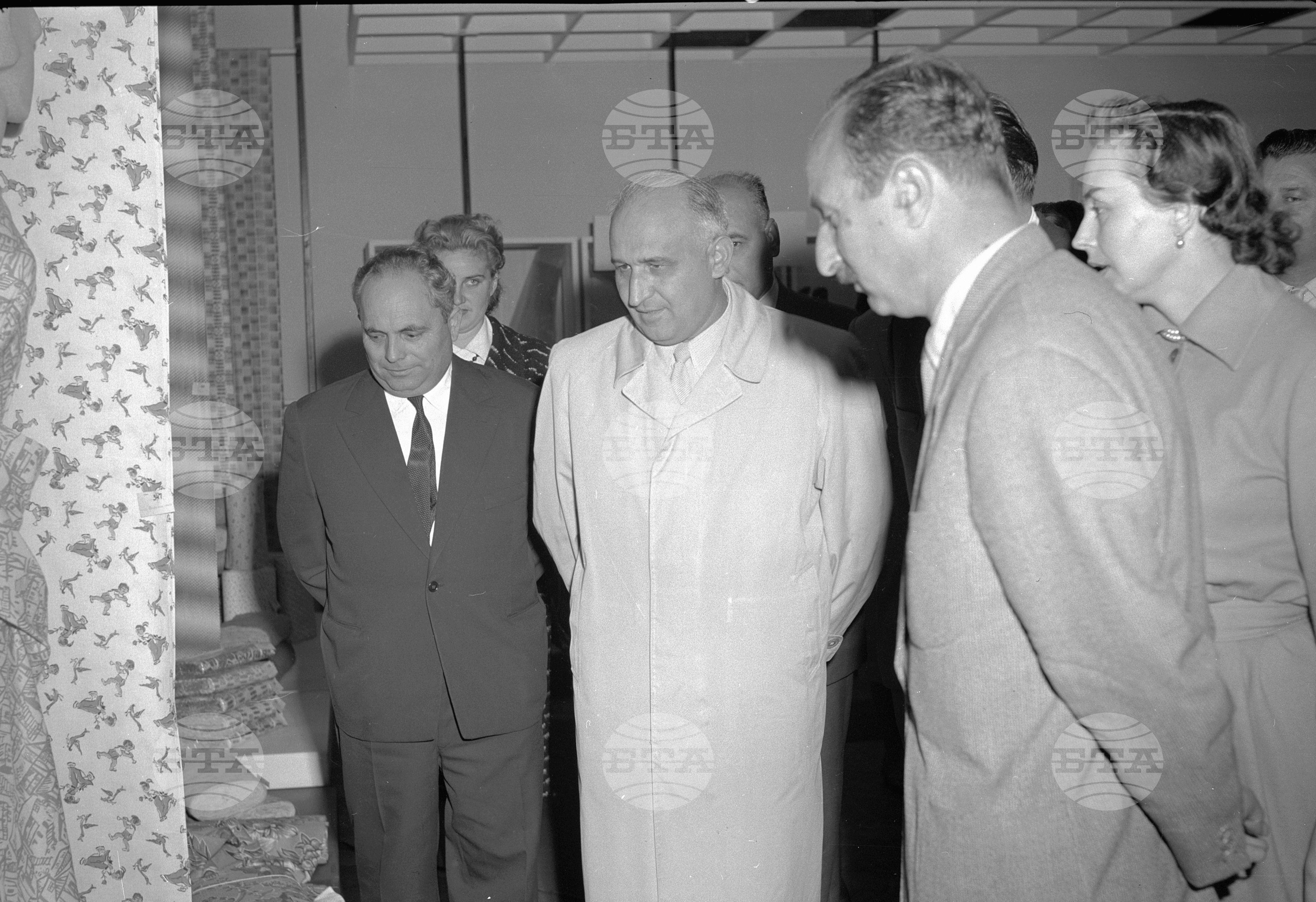Първият секретар на ЦК на БКП другарят Тодор Живков, посети изложбата на текстилни произведения, изработени в столичните предприятия част 2