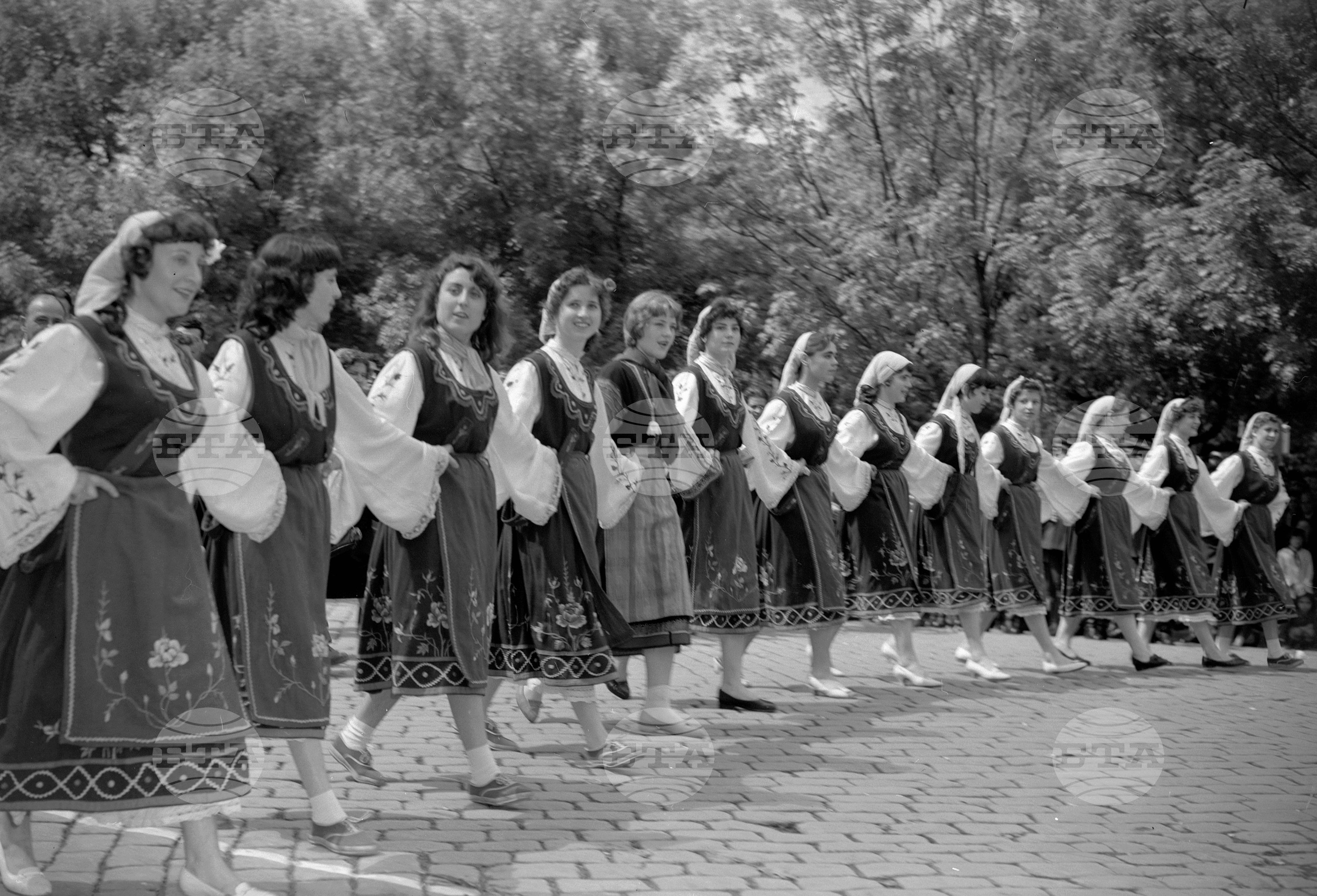 Величествената първомайска манифестация на трудещите се в Пловдив (1961) част 2