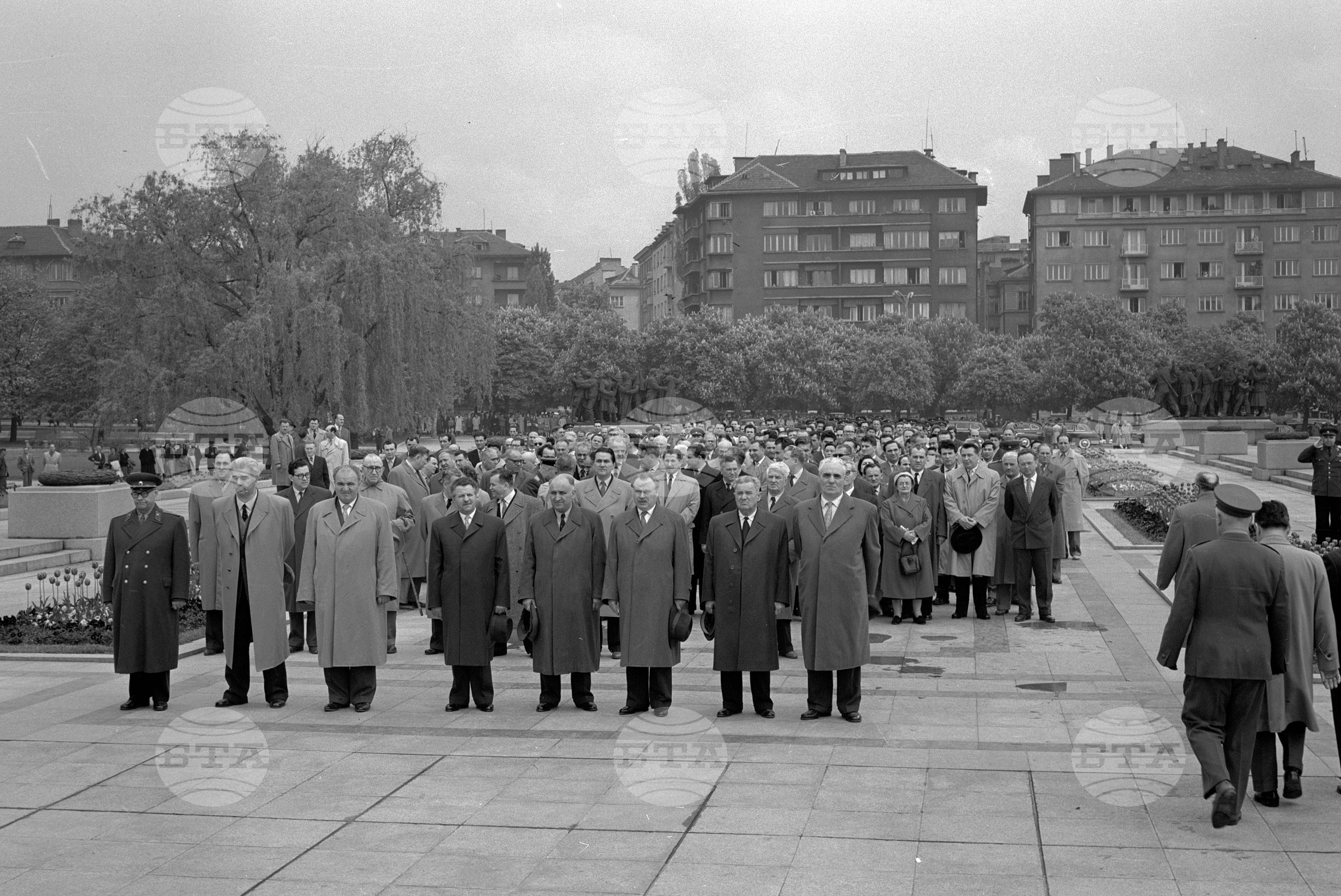 Венци пред паметника на Съветската армия, София