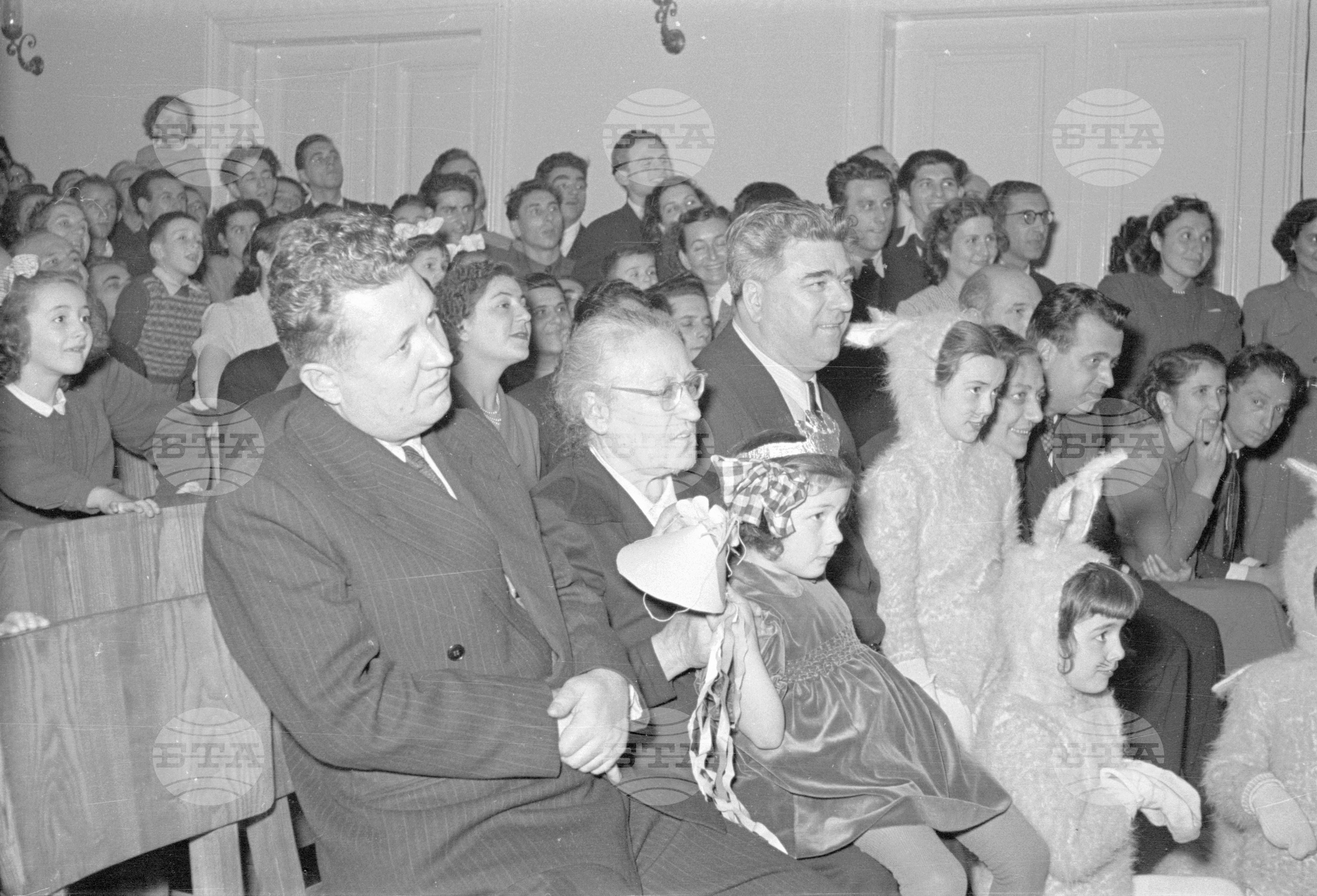 Вълко Червенков и пионери посрещат новата 1953 година