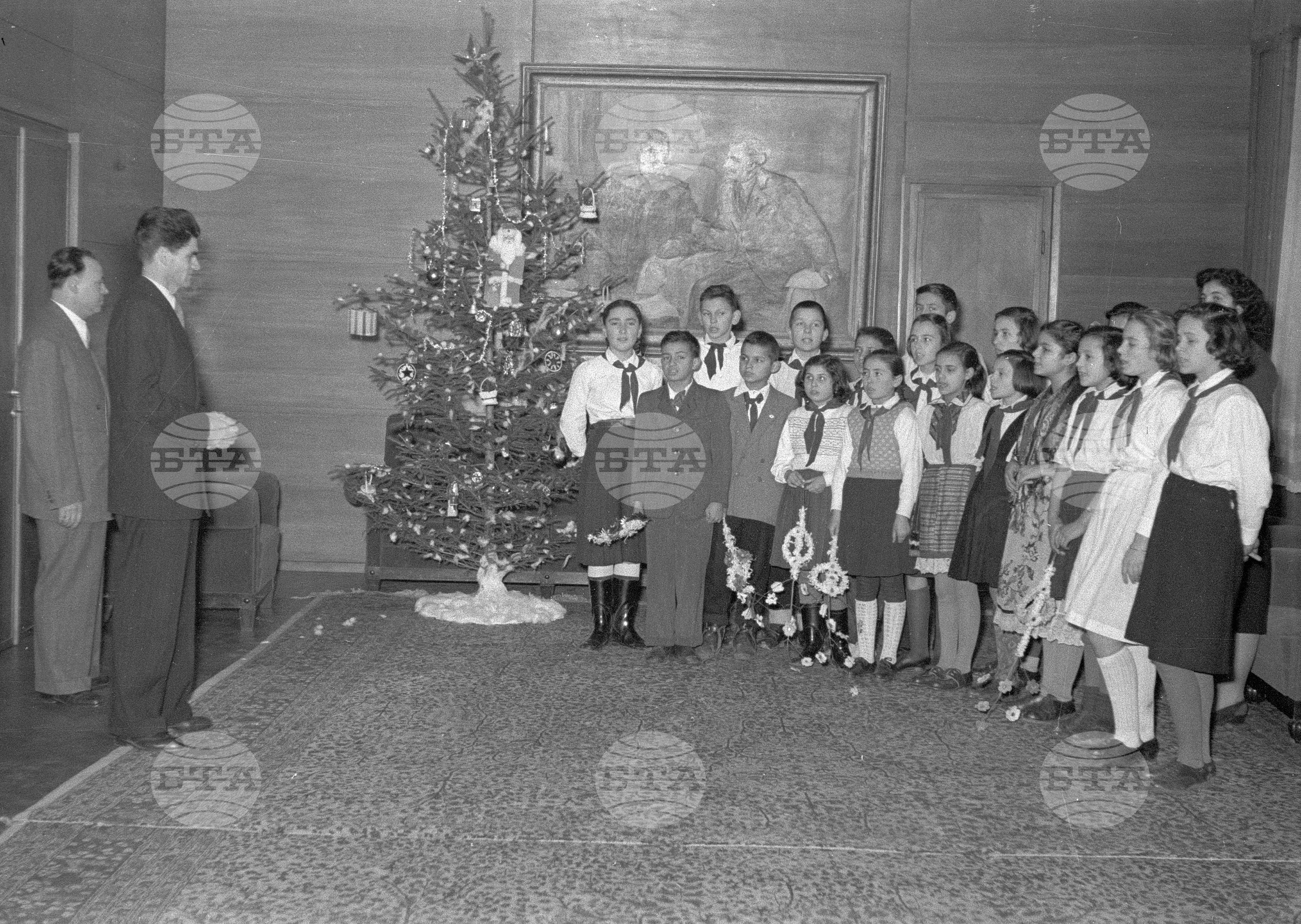 Пионери от Коларовски район честитят новата 1953 год. в Президиума на Народното събрание