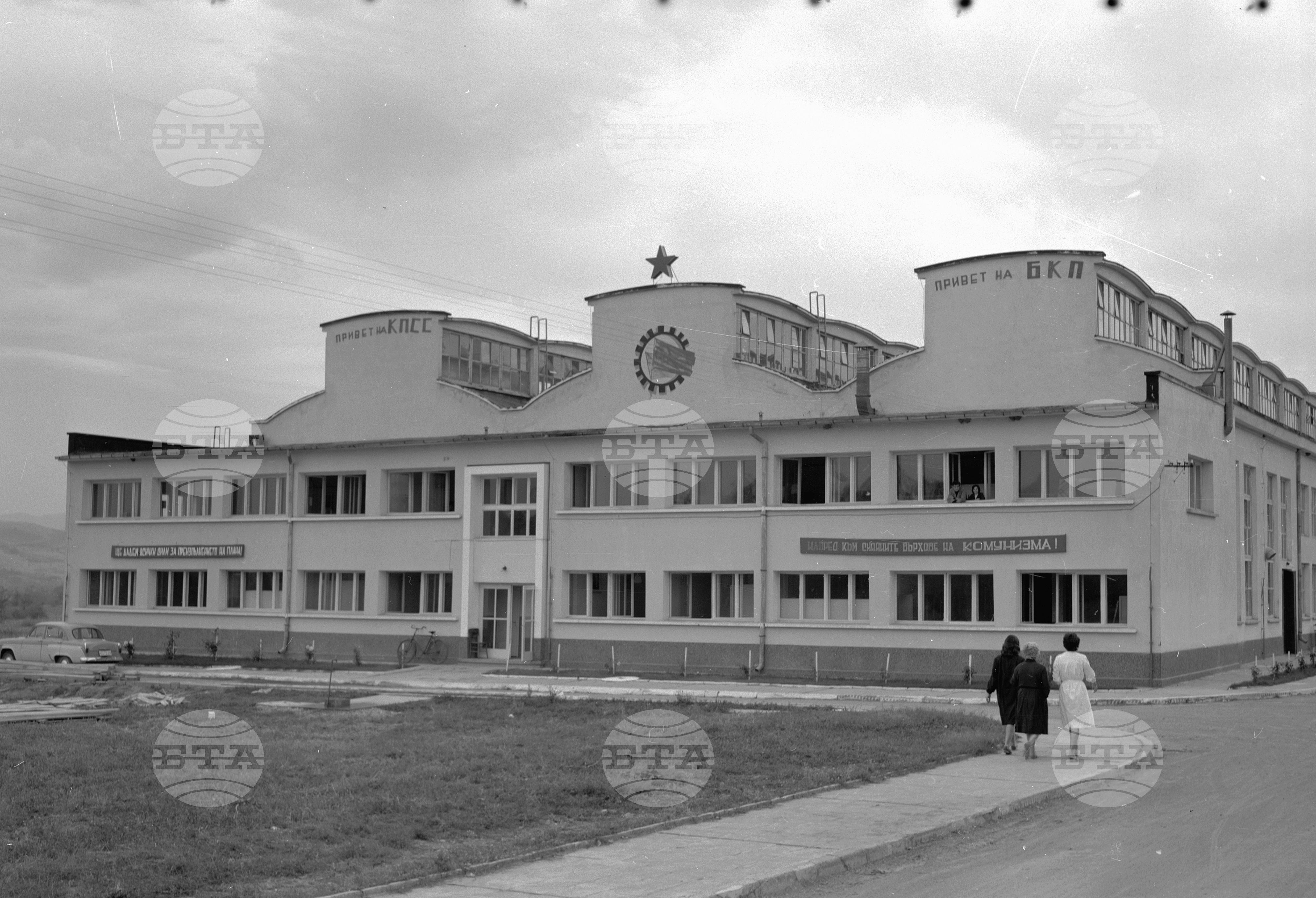 В новопостроеният завод за абразивни инструменти (шмиргелови шайби) край град Берковица