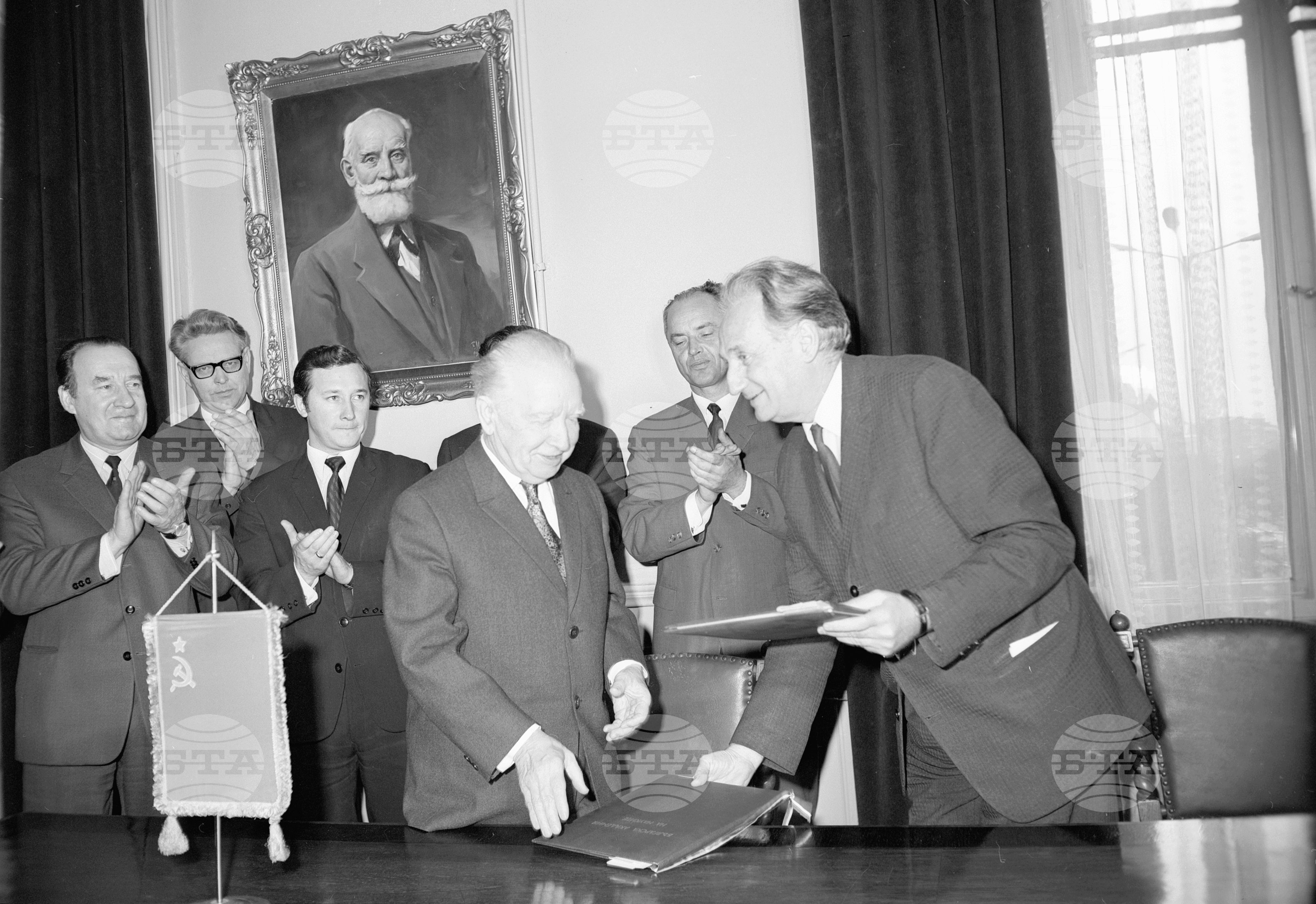 Подписване на договор между Българската академия на науките (БАН) и Съветската академия на науките (АН-СССР)