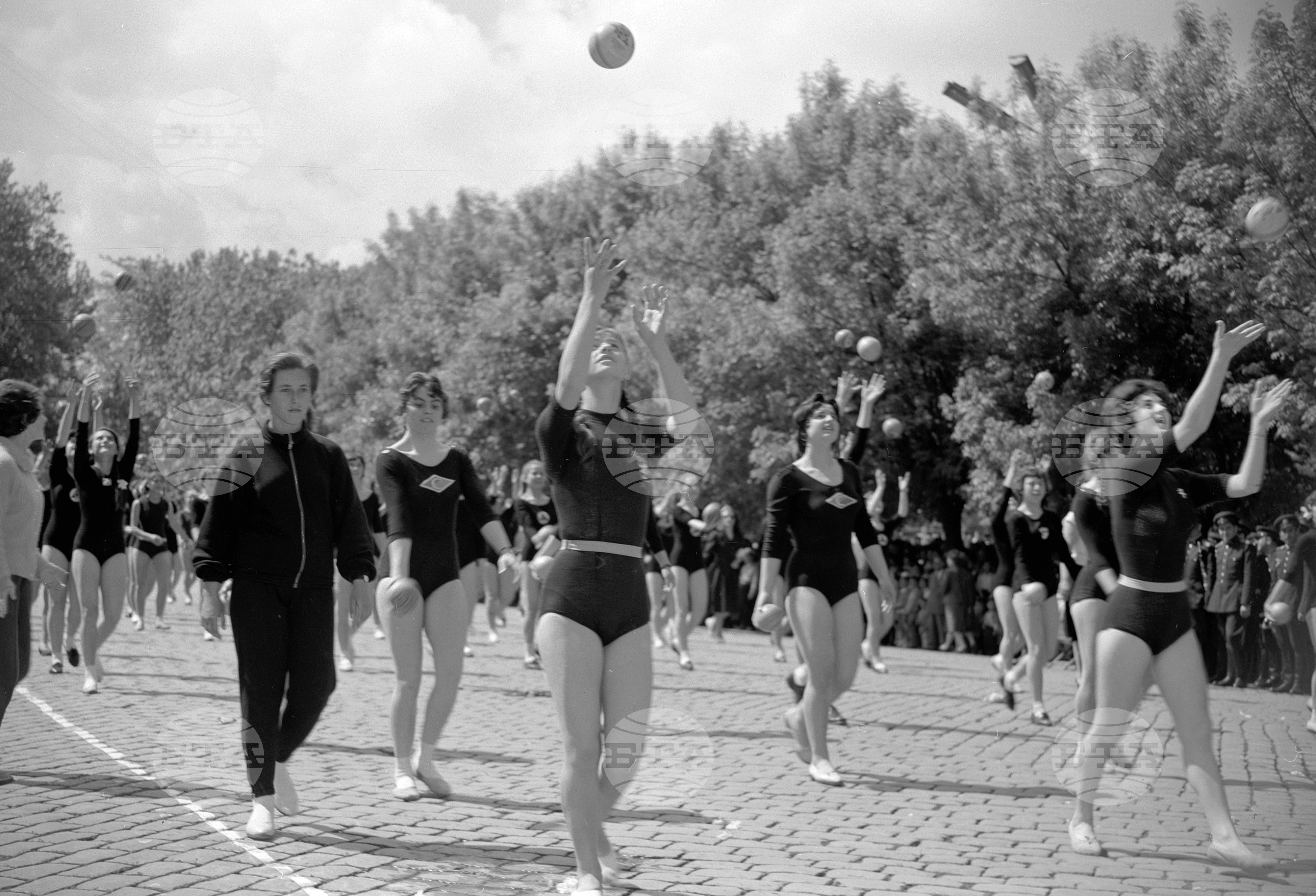 Величествената първомайска манифестация на трудещите се в Пловдив (1961)