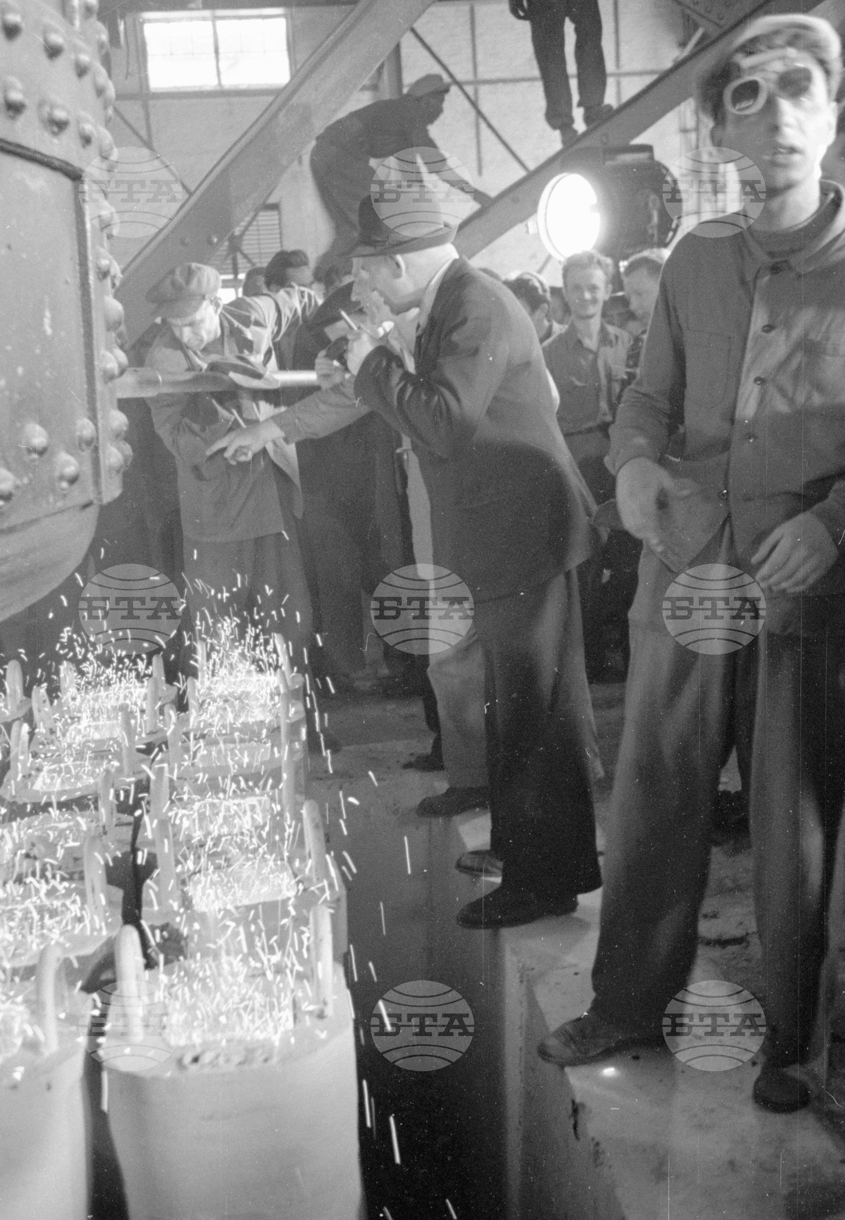 Държавен металургичен завод „Ленин“ - 1953 година - отливане на първата родна стомана