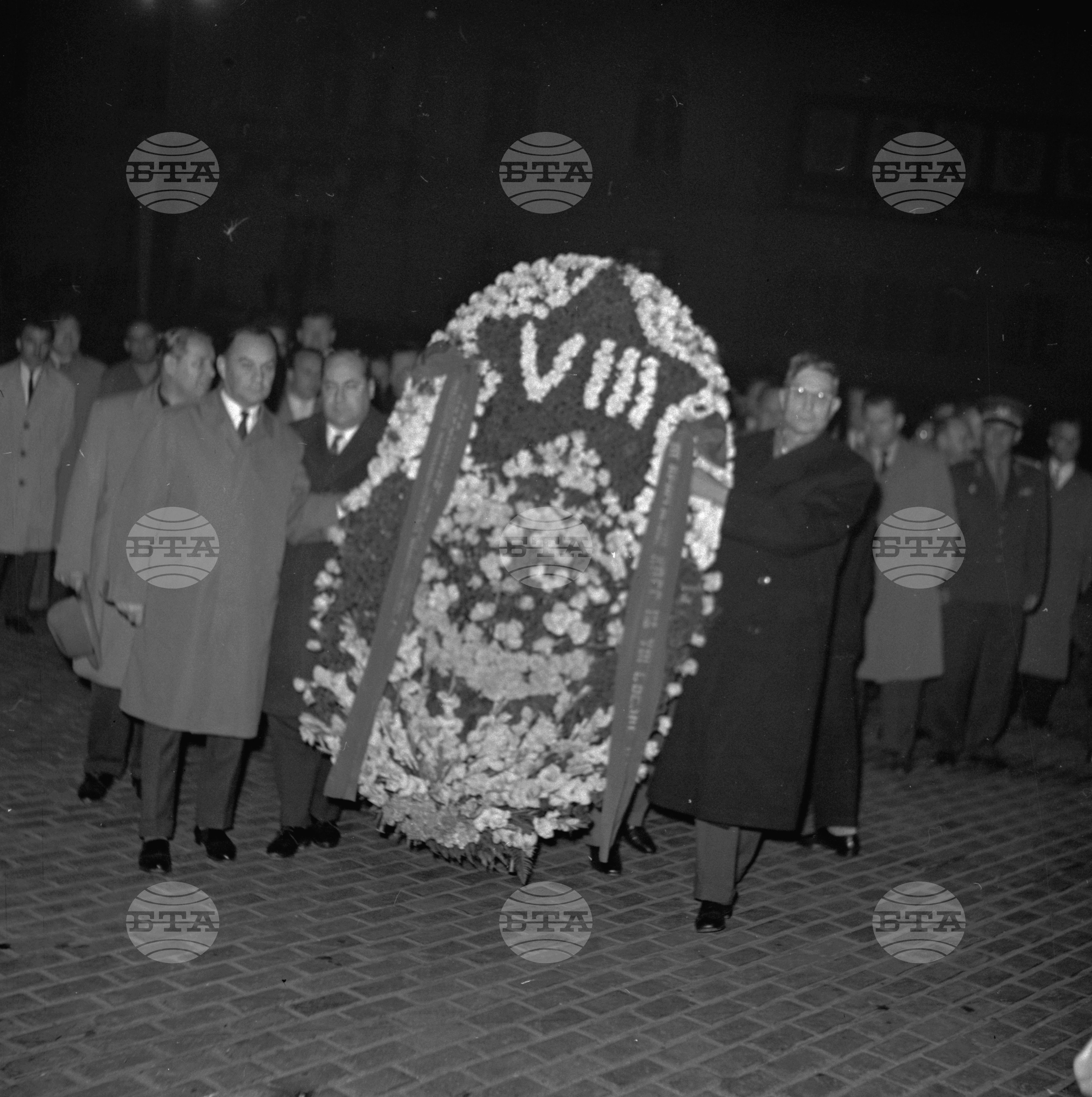 Полагане на венец пред мавзолея на Георги Димитров от делегацията на КПСС, с ръководител М. А. Суслов, дошли за VIII конгрес на БКП