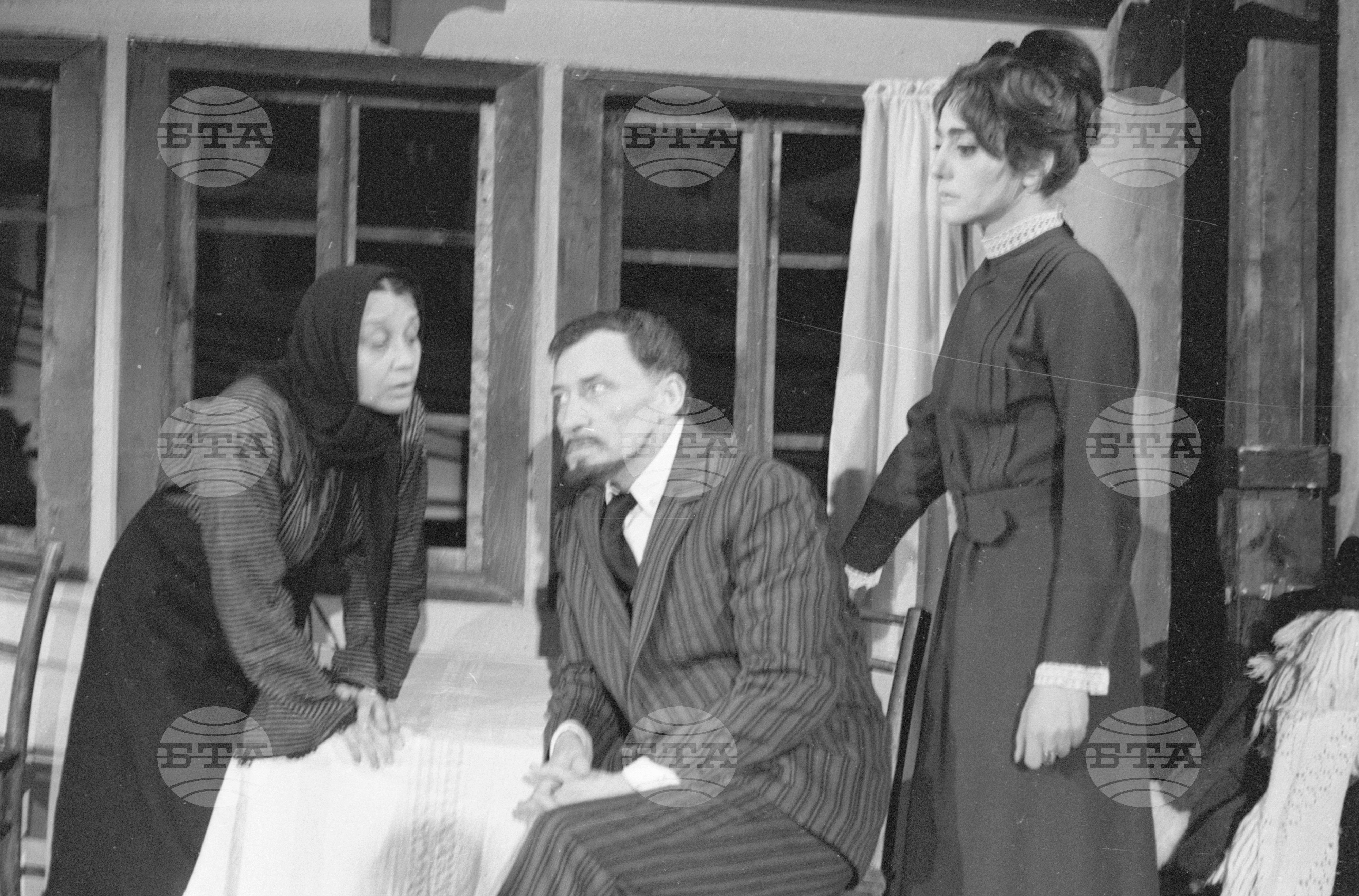 "Ленин влезе в нашия дом " от Георги Караславов, Постановка - Надежда Сейкова