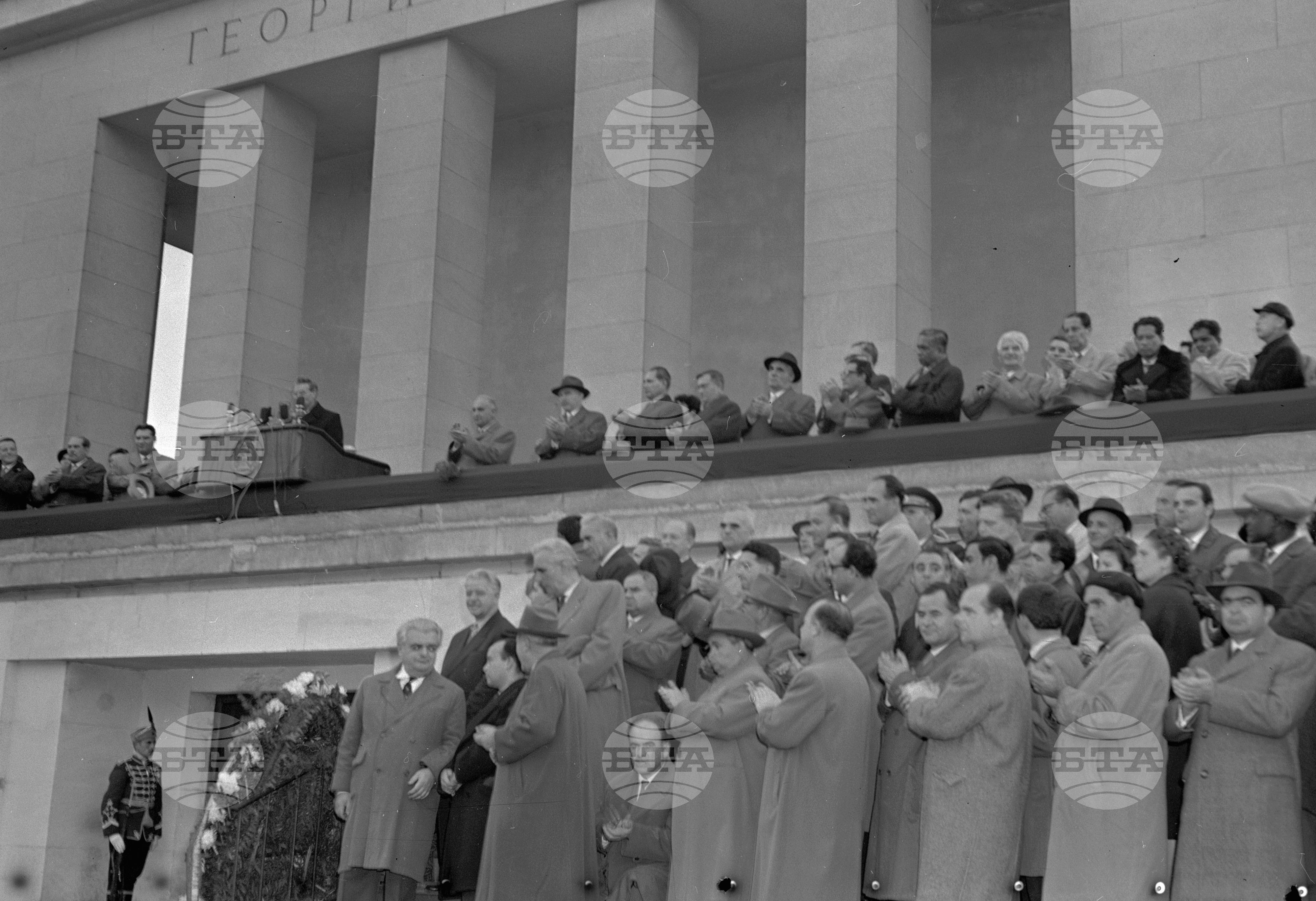 Многохиляден митинг в столицата по случай завършването на Осмия Конгрес на Българската комунистическа партия
