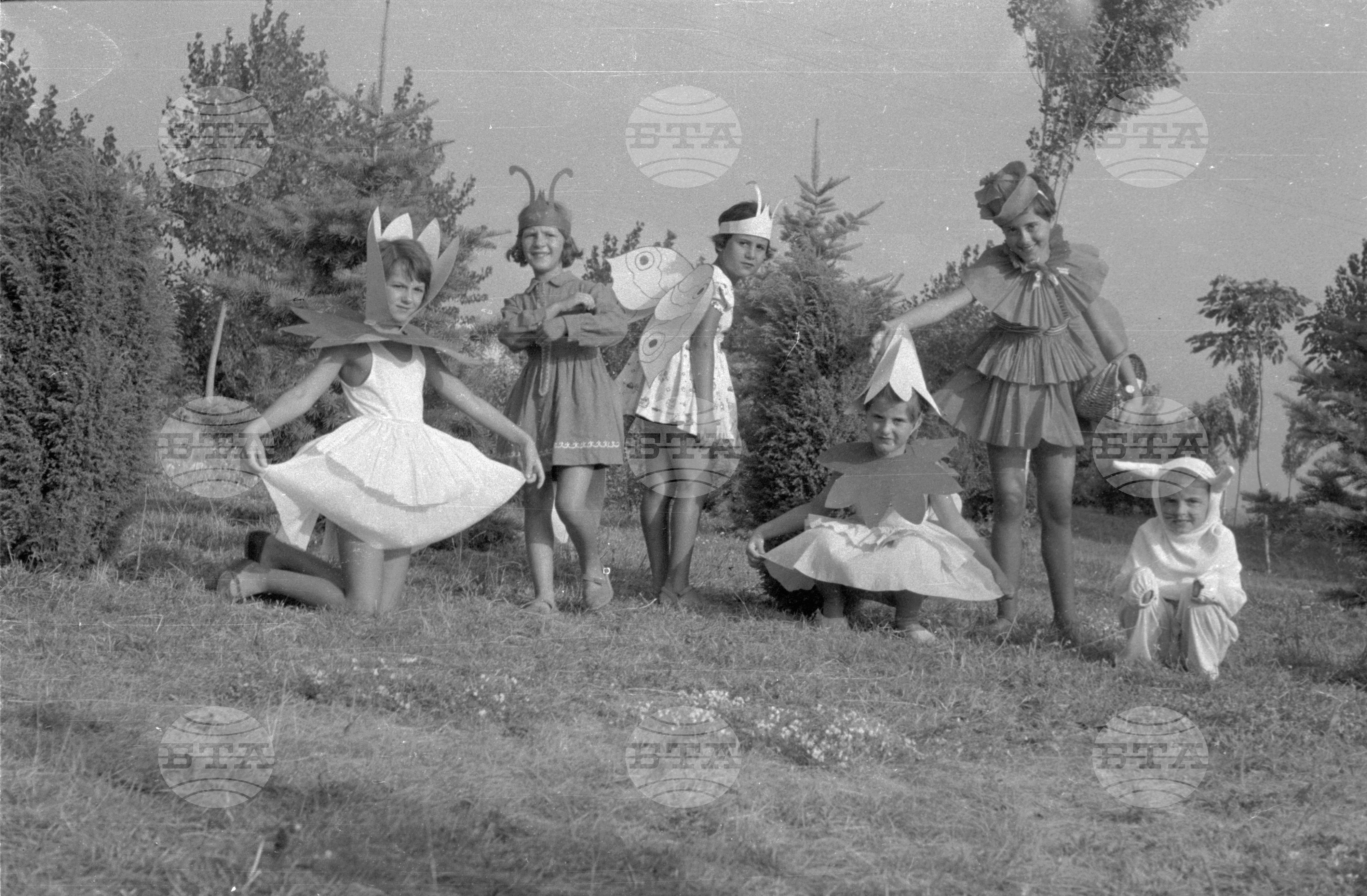 Пионери от Министерството на земеделието на плажа в Несебър 1962г
