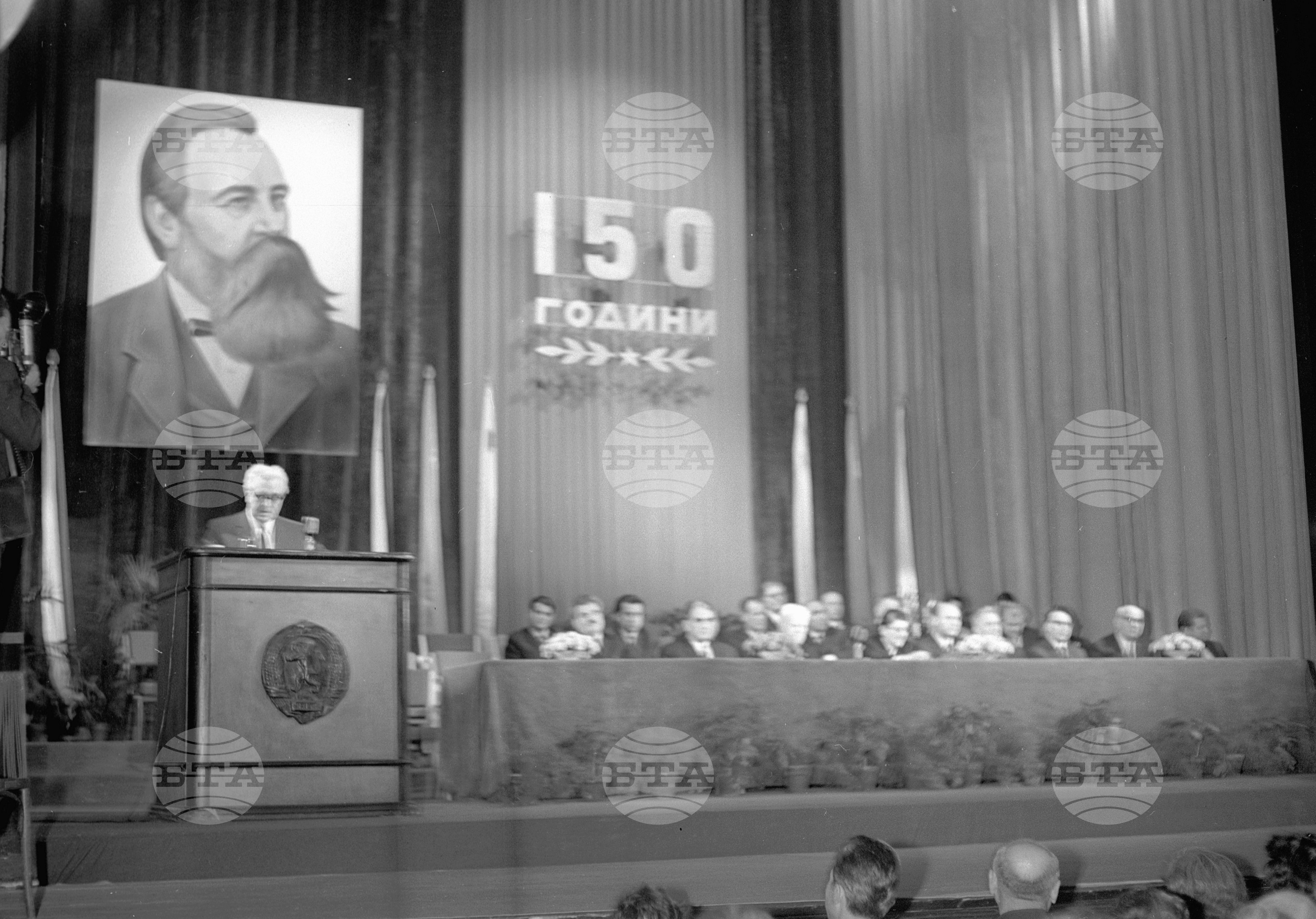 Събрание в народния театър посветено на 150 г. от рождението на Фридрих Енгелс. Говори академик Сава Гановски