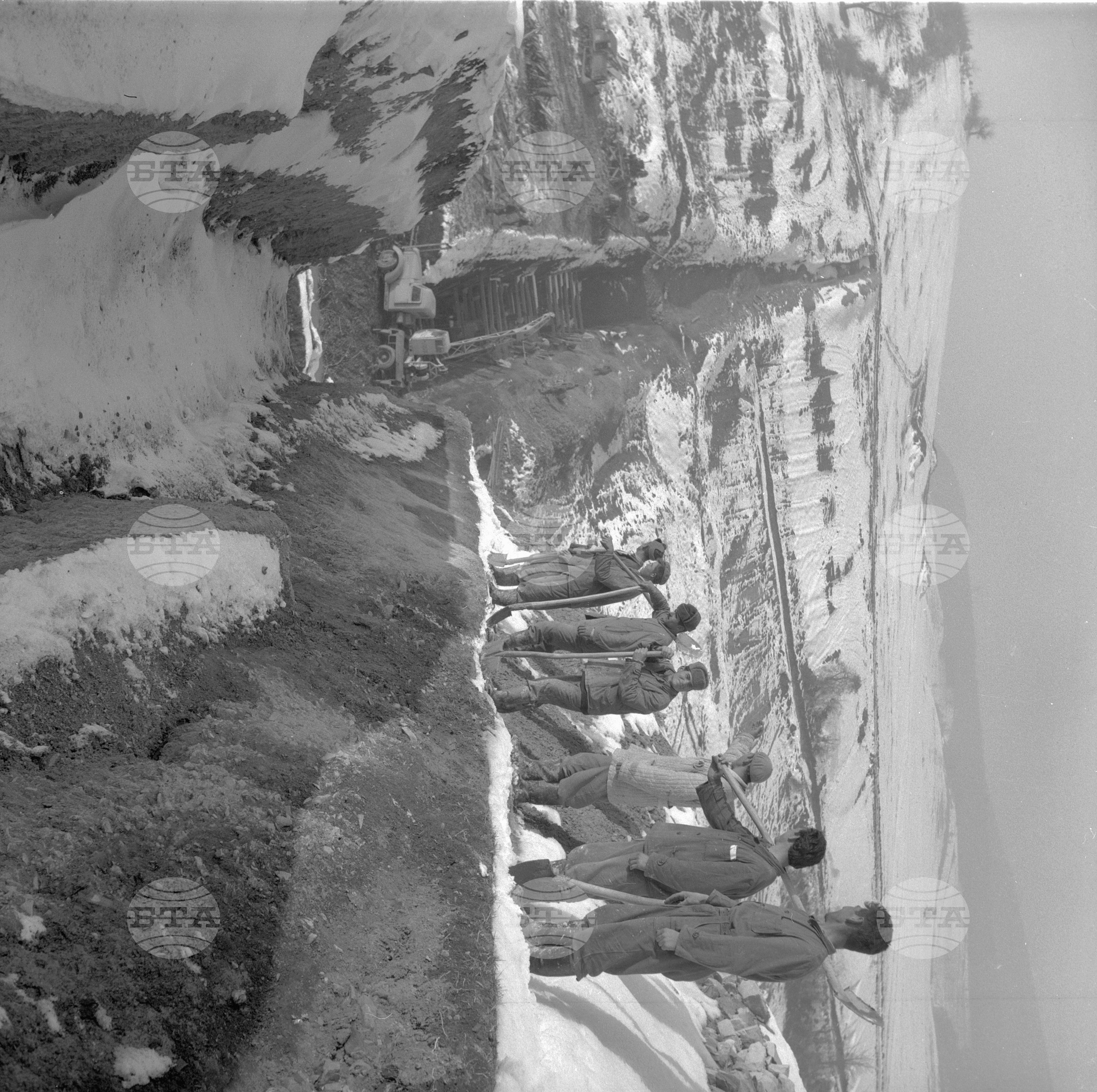 На строежа на язовир "Смядово", Коларовградски окръг (днес Шумен) - 1962 година