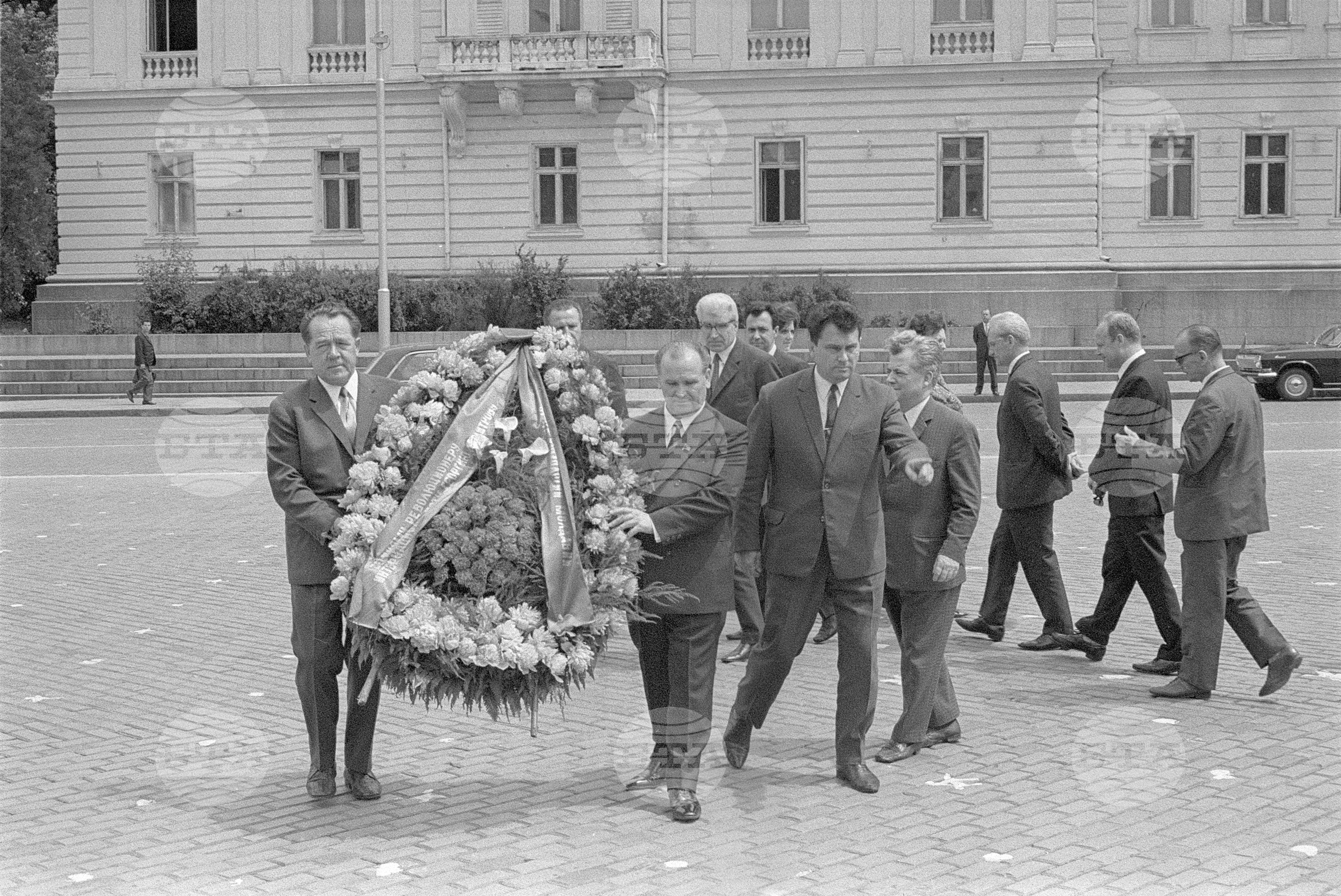 Полагане венци от секретаря на Молдавската ССР (Съюз на съветските социалистически републики)