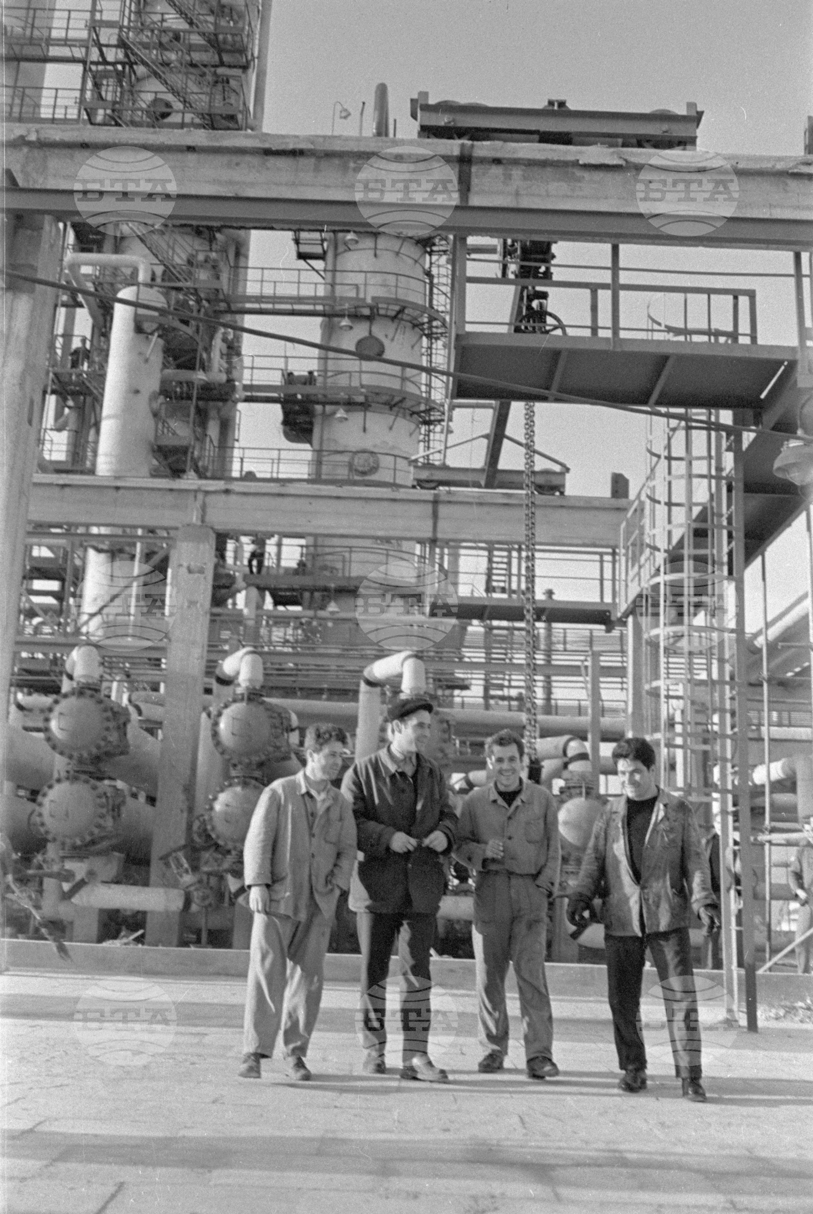 Влиза в пробна експлоатация ІІ-ра атмосферна инсталация на Нефтопреработвателния завод край Бургас