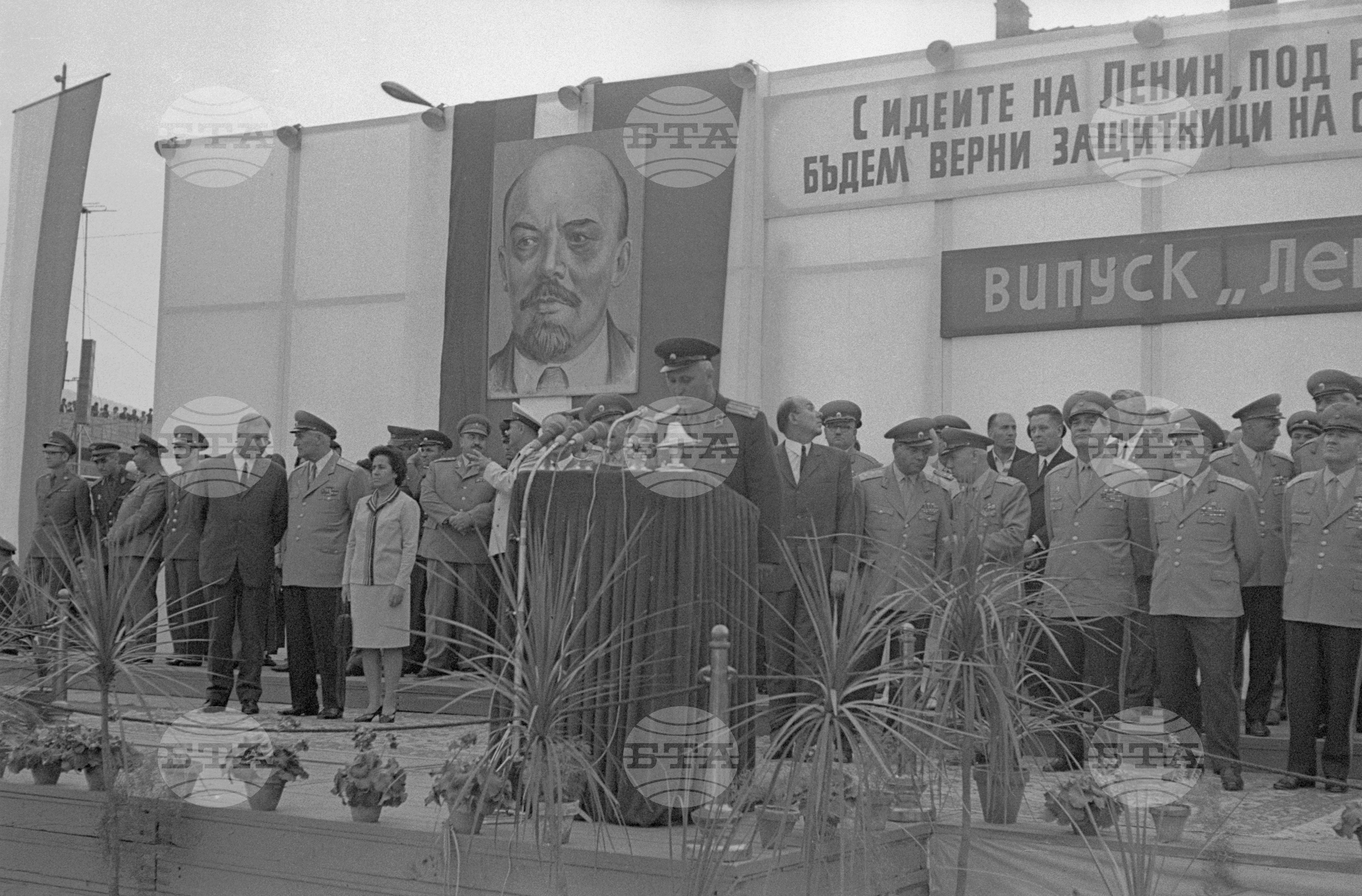 Връчване наградите на младите офицери от випуск "Ленин" в Перник