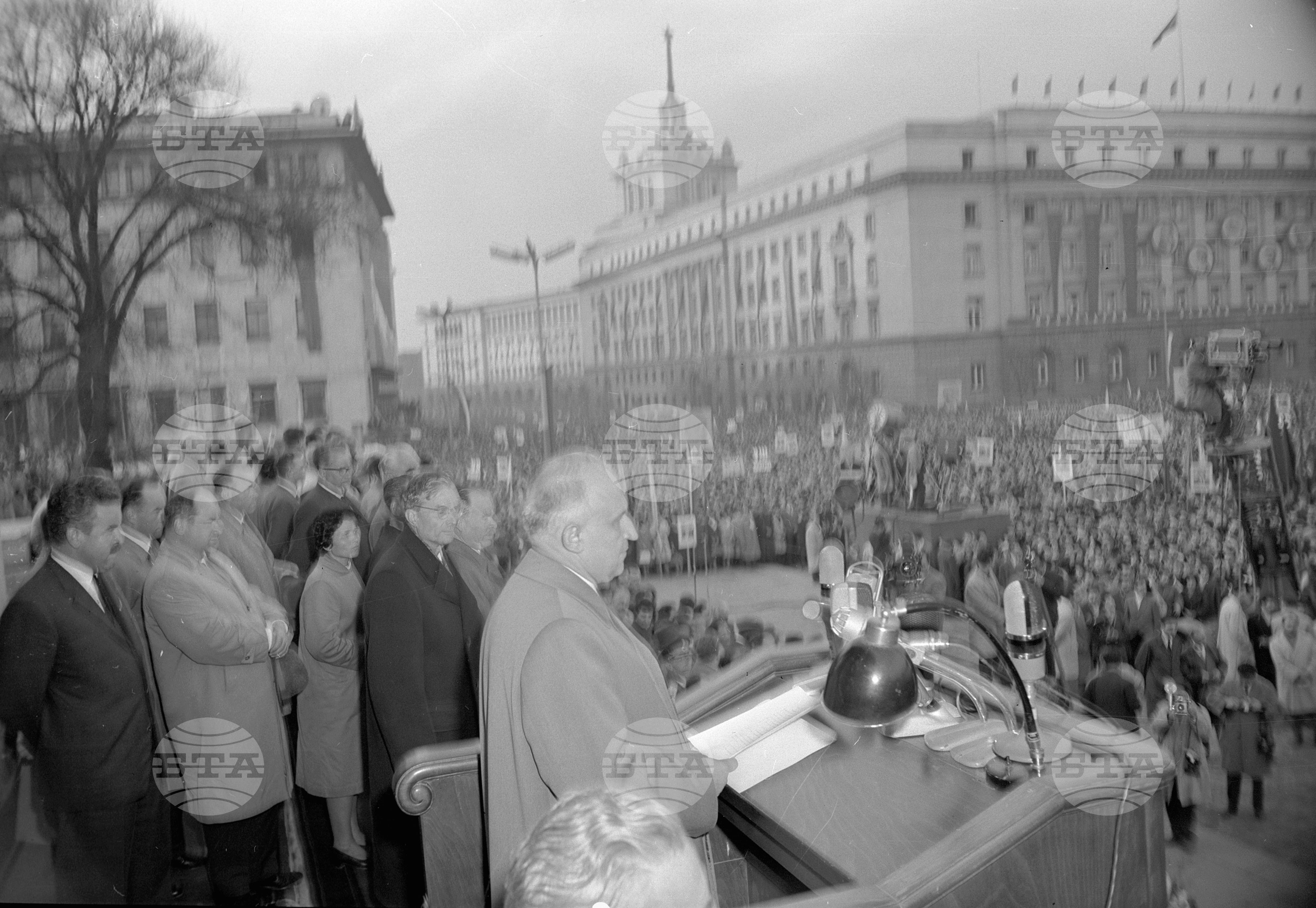 Многохиляден митинг в столицата по случай завършването на Осмия Конгрес на Българската комунистическа партия
