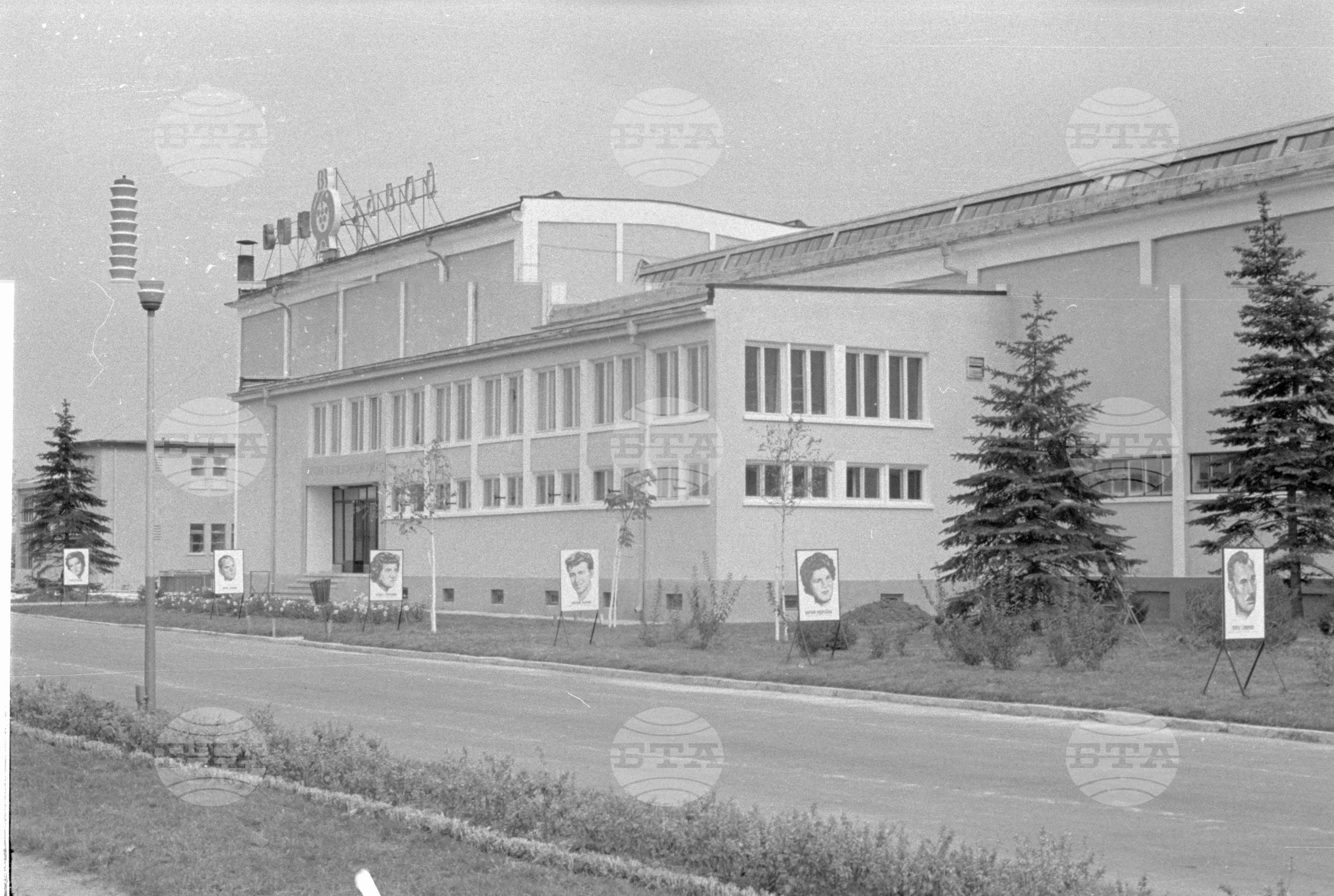 В завода за преработване и стабилизиране на вината край София-част 2