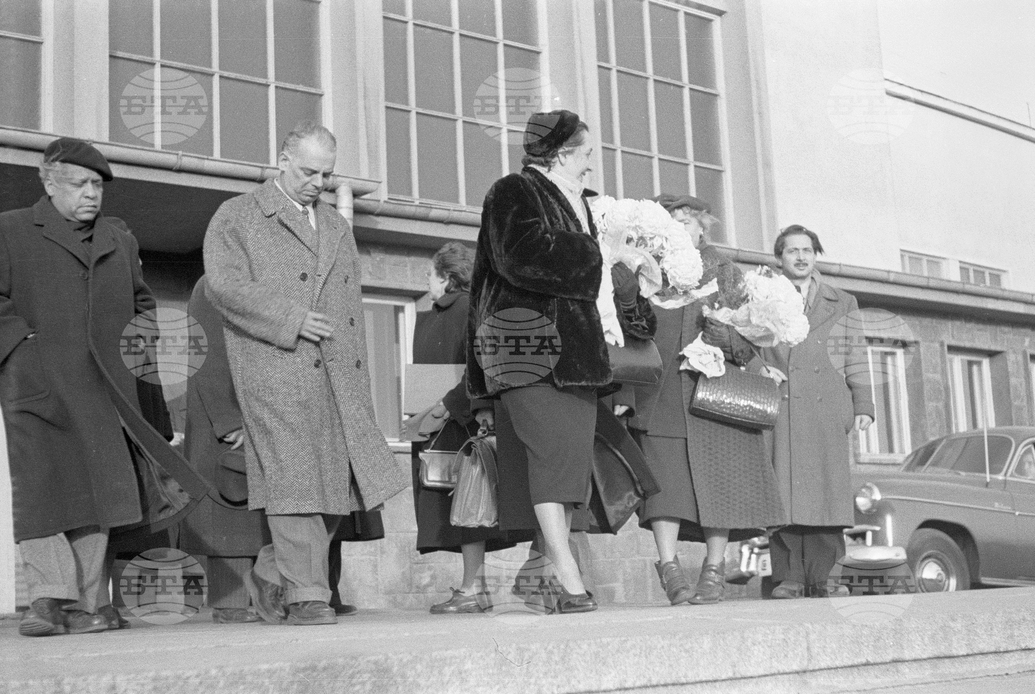 Посрещане на представители на Световния съвет на мира на аерогара София - 1953 година