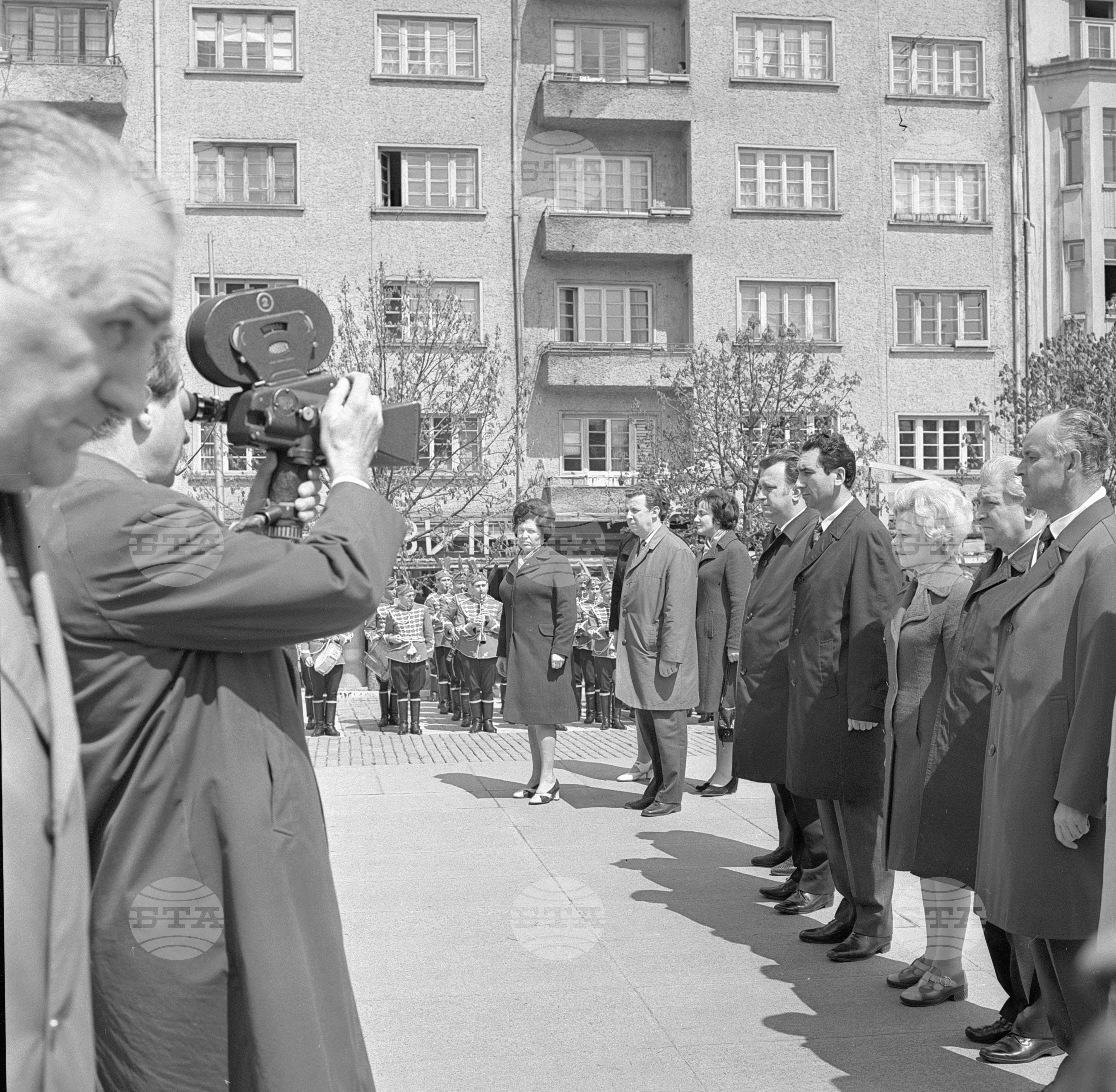 Венци пред паметника на Ленин