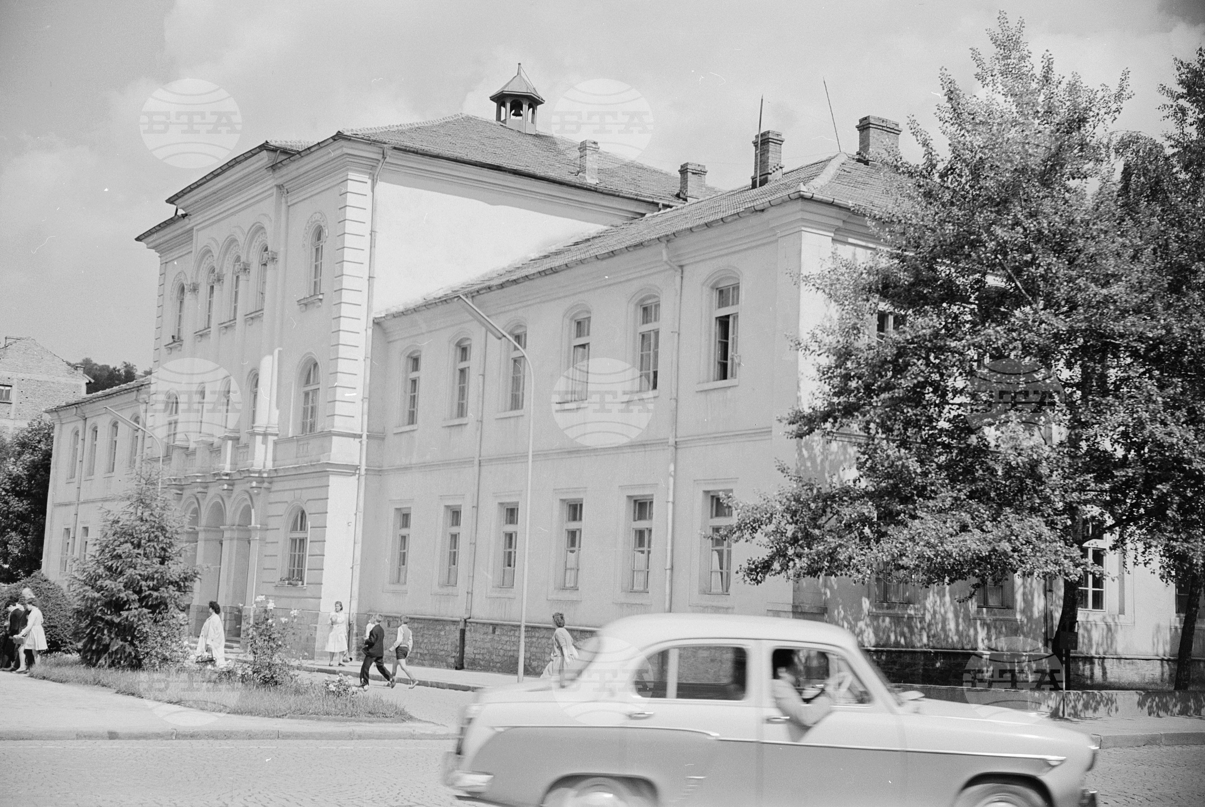 Изглед от Априловската гимназия в град Габрово