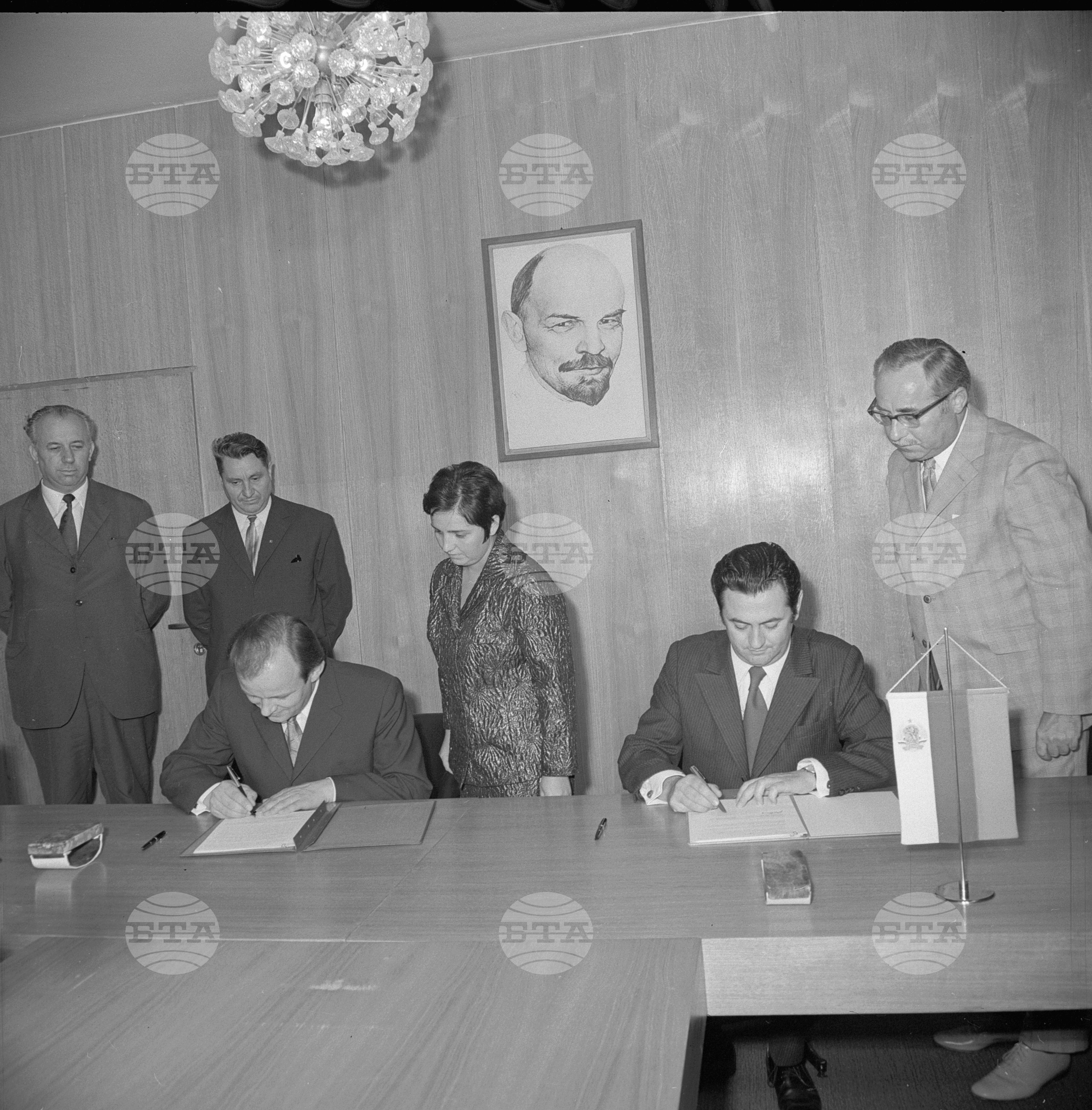 Подписване на план за сътрудничество с ГДР (Германска демократична република)
