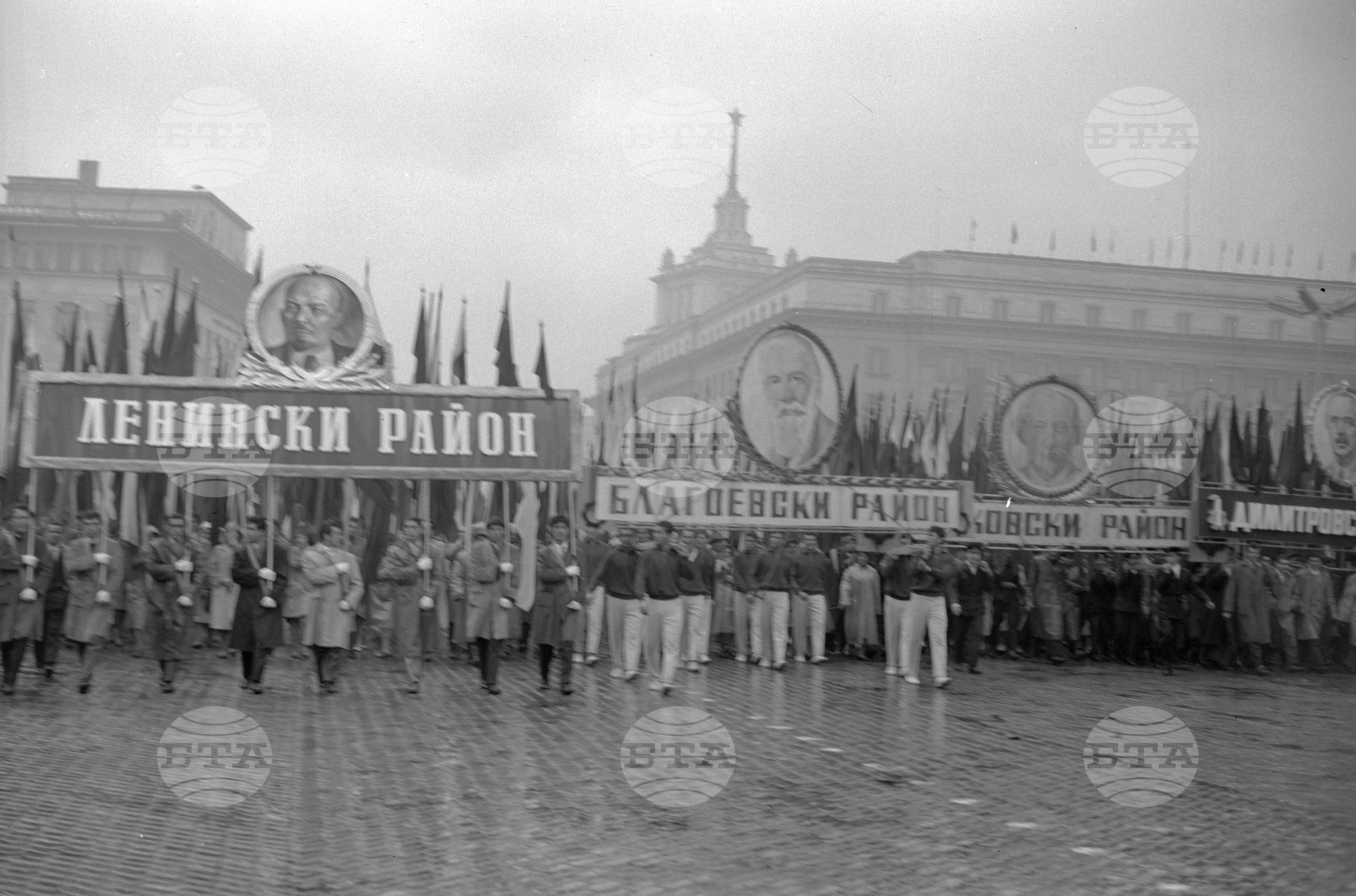 Величествената манифестация на трудещите се в София по случай 44-годишнината от Октомврийската социалистическа революция част 2
