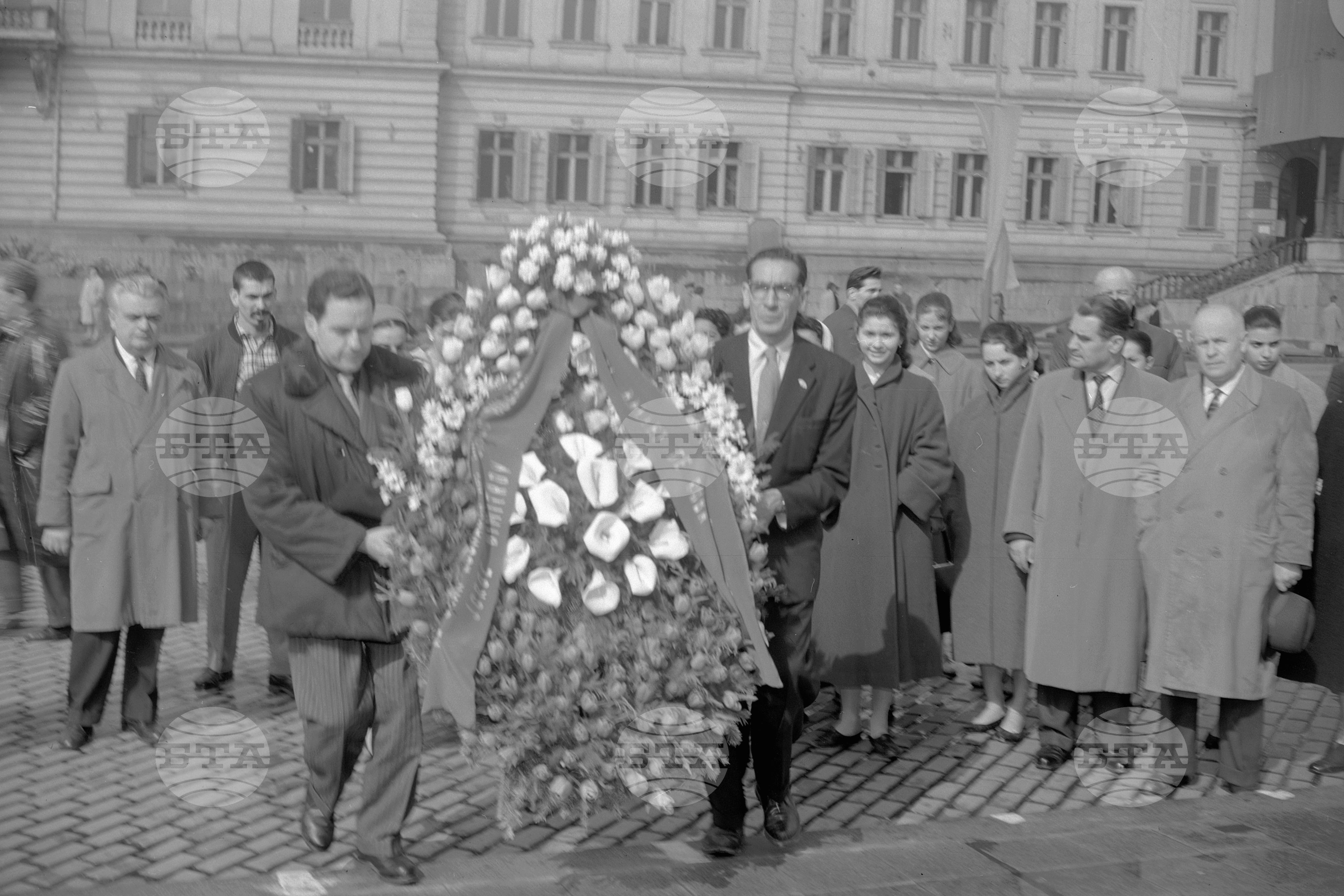 Полагане на венец пред мавзолея на Георги Димитров от Кубинския балетен ансамбъл