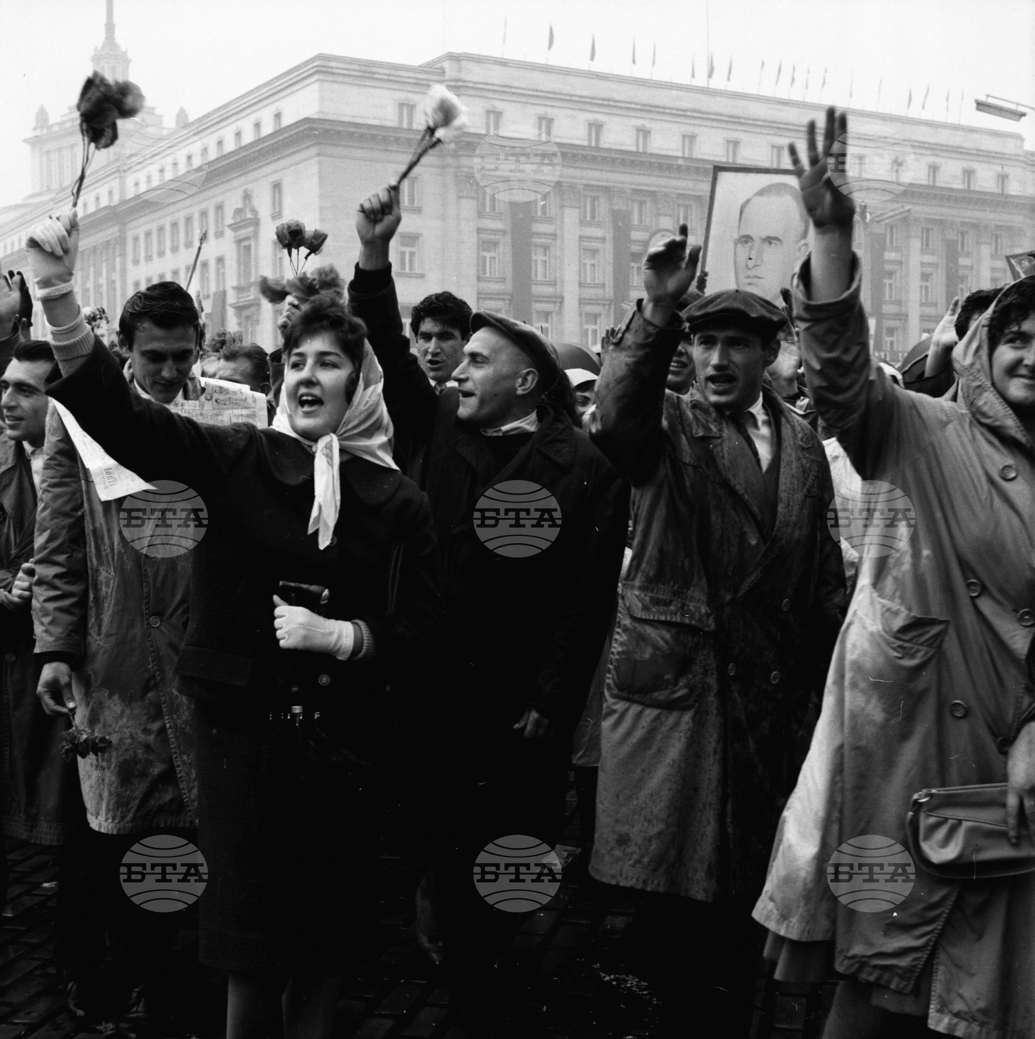 Възторжена манифестация на трудещите се от столицата по случай 44-годишнината на Великата Октомврийска социалистическа революция